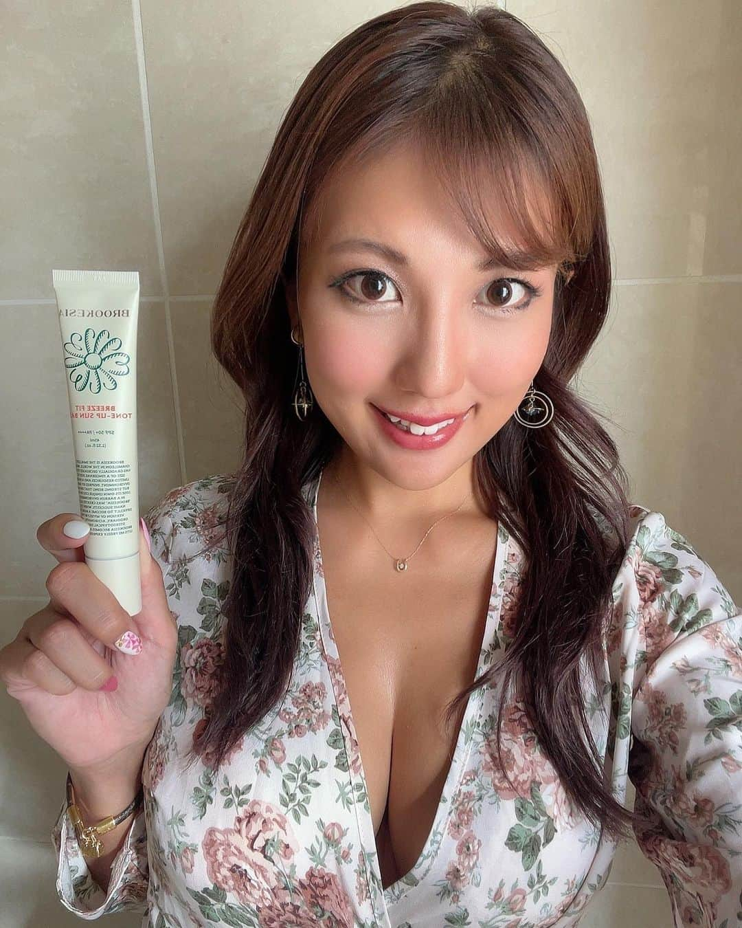 神谷麻美さんのインスタグラム写真 - (神谷麻美Instagram)「#トーンアップ#サンベース だよ💖🥰🌷︎✨️ SPF50+PA++++ 💖🌞🌈✨️  ピンクっぽいからトーンアップにするし💖🧖🏻‍♀️✨️ 汗に強いから、化粧崩れ全然しないの🥰☀️💖✨️  #お花 デザインも可愛いすぎる🥰💖🌷✨️  私は顔だけトーンアップすると不自然だから、首にも塗ってるよ☺️💖✨️  @brookesia_official_jp  #ブルケシア #サンクリーム#日焼け止め#日焼け止め下地#日焼け止めクリーム#化粧下地#メイクベース#ベースメイク#ツヤ肌#艶肌#敏感肌#ヴィーガンコスメ#美白クリーム#美白#美白効果#トーンアップUV#ナチュラルメイク#韓国コスメ#韓国コスメおすすめ#韓国コスメレビュー  #おはよう 💖✨️」9月26日 8時29分 - asamice428