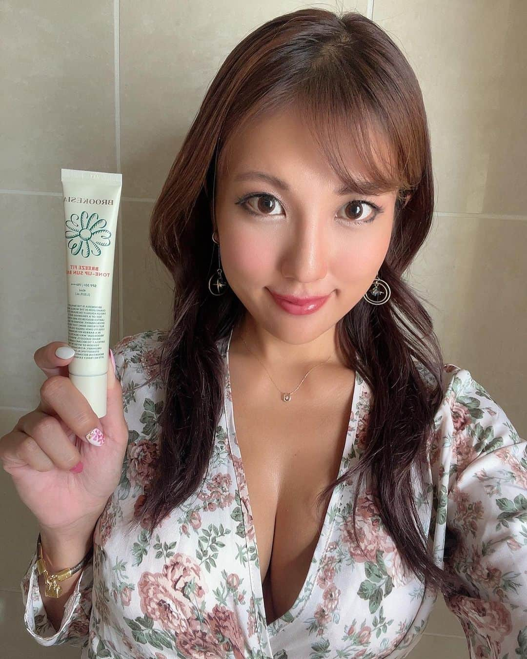 神谷麻美さんのインスタグラム写真 - (神谷麻美Instagram)「#トーンアップ#サンベース だよ💖🥰🌷︎✨️ SPF50+PA++++ 💖🌞🌈✨️  ピンクっぽいからトーンアップにするし💖🧖🏻‍♀️✨️ 汗に強いから、化粧崩れ全然しないの🥰☀️💖✨️  #お花 デザインも可愛いすぎる🥰💖🌷✨️  私は顔だけトーンアップすると不自然だから、首にも塗ってるよ☺️💖✨️  @brookesia_official_jp  #ブルケシア #サンクリーム#日焼け止め#日焼け止め下地#日焼け止めクリーム#化粧下地#メイクベース#ベースメイク#ツヤ肌#艶肌#敏感肌#ヴィーガンコスメ#美白クリーム#美白#美白効果#トーンアップUV#ナチュラルメイク#韓国コスメ#韓国コスメおすすめ#韓国コスメレビュー  #おはよう 💖✨️」9月26日 8時29分 - asamice428