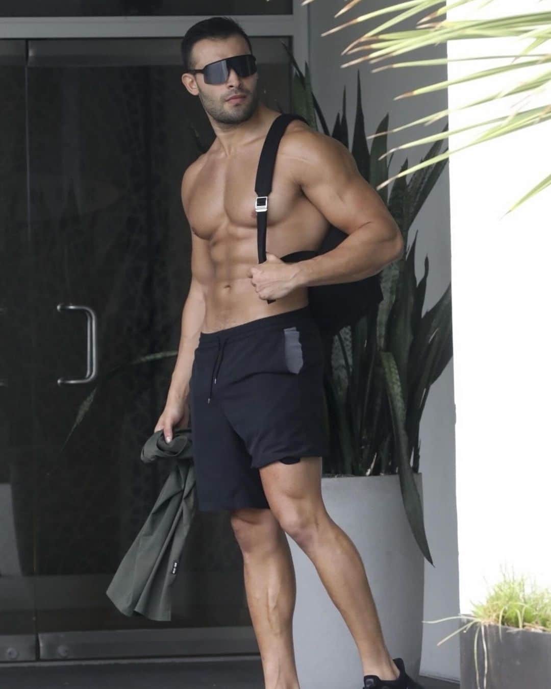 Just Jaredさんのインスタグラム写真 - (Just JaredInstagram)「Sam Asghari looks ripped in new photos of him going shirtless after a workout session over the weekend. More photos on JustJared.com right now. #SamAsghari Photos: Backgrid」9月26日 8時22分 - justjared