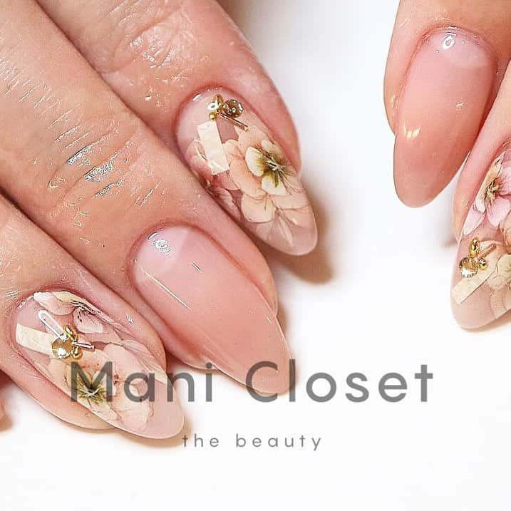 筒井のぞみのインスタグラム：「・ ・ Hello.  We are Mani Closet.   We will continue to deliver airbrush designs that will be loved by all airbrush users.  Let's all enjoy airbrushing🎧🎧  @manicloset_the_beauty   🫧🫧🫧🫧🫧🫧🫧🫧🫧🫧  #マニクローゼット #manicloset  #manicloset_the_beauty #シンプルネイル #長さ出し #エアブラシネイル #エアブラシアート #エアブラシ導入サロン #エアブラシ専門サロン #バーチャルフレンチ #美爪形成ネイル #大人ネイル #ワンホンネイル  🫧🫧🫧🫧🫧🫧🫧🫧🫧」