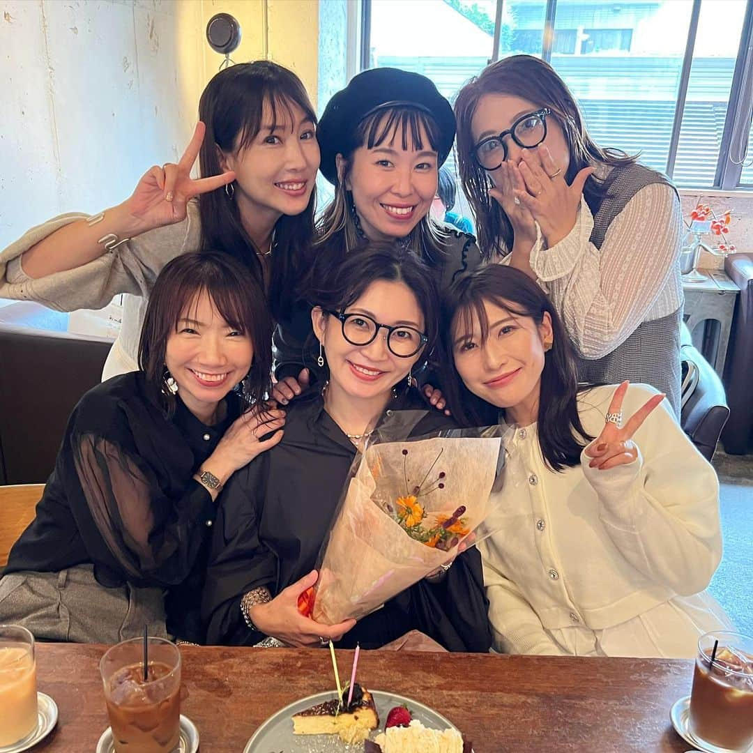 ayakonbubuさんのインスタグラム写真 - (ayakonbubuInstagram)「先日　44歳の誕生日を迎えました😍  みんなに#お誕生日会　してもらい 毎年感謝🥲✨ 42歳43歳って　なんか自分の歳 忘れがちだったんだけど🫨 44はゾロ目で　両手でポーズ付けやすいから好き(笑) なので忘れない😂  @aiuzura  @l.lily1013  @inoyuu07  @harunya0129  @amigo.amigo.5205622   大好きな友達に囲まれて、幸せだ😭😭😭✨ みんなとはインスタで知り合い、 こんなに気楽に話せるようになるとは思わなかった😂 ママ友であり、洋服とかインスタとか好きな趣味のこと話せる友達でもあり、 ディズニーで疲れると　フツーに　単独で勝手に行動できる😂  年齢もバラバラだけど みんな　優しいから　細かいとこも気づいてくれて、　居心地がいいのだよ。 それぞれ服の系統が違うのも面白い🤣 大好き💕  行ったお店は　@uraebis   ジビエ料理美味しかったー😍💕 カモと迷ったんだけど、 さゆりちゃんに美味しいよ💕って聞き 初めて鹿🦌食べた💓💓 確かに美味しかった‼️ イチジクと合う。 ここはお値段の割に内容がすごく良くて、絶対リピートするって決めた💕💕 駅からも近いよ👍  何度も言っちゃう✨✨🤣 @amigo.amigo.5205622  のおかげで さらに楽しさ倍増した日😂😂😂  #恵比寿ランチ  #カフェ#カフェ巡り#誕生日#サプライズ#カフェスタグラム#カフェご飯#ランチタイム#ジビエ #ジビエ料理 #ebisu #お誕生日#お誕生日会 #お誕生日プレゼント #鹿肉#lunch#恵比寿カフェ #恵比寿グルメ  #アラフォー#アラフォーママ#birthday #birthdaygirl」9月26日 8時24分 - ayakonbubu