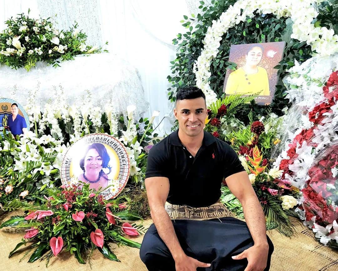 ピッタ・タウファトフアのインスタグラム：「One minute you're snowboarding in NZ and the next you're sending off a family member on her next great journey. The great duality of life. Mela was a like a sister, so full of life and loved by all she touched. We grew up together as kids. She was strong. Cancer found her and none of us knew till her final days. Even through those tough days she smiled between breaths and never gave up.  To assume that life is fair is a mistake. It isn't, nor is it meant to be. We are here in this life for a short moment and then we move on to our next. Melaea lived every moment to its fullest. Even in struggle she smiled, a great reminder. So as we send her off on her next journey we also smile. Some tears here and there more for our loss as we continue on without such a bright and humour filled light. But for her we are happy. She is now dancing amongst angels.  Missing someone we've lost is unavoidable but staying in a place of sadness for too long serves no purpose. She has moved on to a place without pain or suffering. We honour her memory by recalling great stories and sharing great memories. We chose to support each other with joy and strength. The tides of pain and loss are fleeting and covered by a quest we have to live in joy. To honour those we have lost from a place of happiness.  Mela is survived by her husband Etuini and her 3 young kids Isa, Haunga and Eti .  Till we meet again Ofa atu Mela」