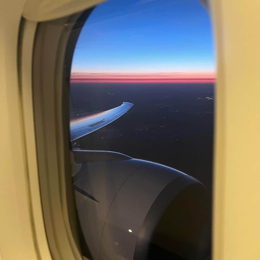 君島十和子さんのインスタグラム写真 - (君島十和子Instagram)「パリ シャルル・ド・ゴール空港  到着時の気温 10℃でした🛬  北極圏近くを通ってる時は、機内も寒くて 着圧ソックスと、 UV手袋もして、上から ストールを巻いてから 機内のキルティングに くるまってました。  私1人で今回は 『美スト』誌の取材で、 フランスへ行かせて頂きます🇫🇷🛫‼️  出発前の夕食は、 家族と和食を自宅で食べてから 羽田まで、メイクライブをして (アーカイブ無しです🙇‍♀️)  夜中の0:10に飛び立ったので コールドミール(前菜、サラダ、チーズ)をお願いしました。 ちっちゃな小瓶の オリーブオイルとバルサミコ酢のドレッシングが美味しかったんです。  AIRFRANCEの 航空マップも プラネタリウムみたいに 美しい🌎🌌💫✈️🗺️🧭  #9月 #2回フランスに #シャルルドゴール #CDG #ワールドカップラグビー #ファッションウィーク #南フランス #機内食 #ドレッシング #旅の記録  #美スト #ftcbeauty #君島十和子 #アラ還十和子」9月26日 8時46分 - ftcbeauty.official