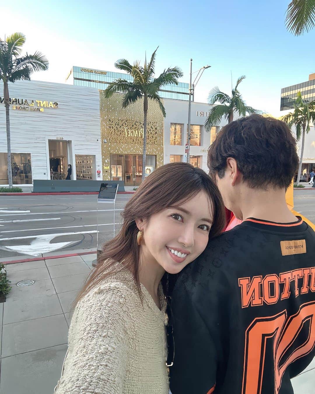 舟山久美子（くみっきー）のインスタグラム：「ほんとーに、楽しすぎた！ Los Angeles workcation♡  今年の結婚記念日はLAでした💍  毎年すきを更新してる✨🤍！ いつも本当にありがとぉ😘  #ロサンゼルス　#海外旅行　#夫婦 #LosAngeles_city #コーデ #家族旅行　#夫婦デート #結婚記念日 #ロサンゼルス旅行 #アメリカ旅行　#リゾートコーデ」