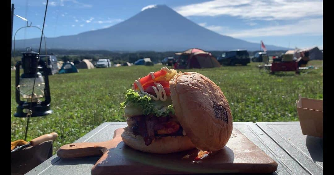 省吾さんのインスタグラム写真 - (省吾Instagram)「おはようございます😃  人生で最高の朝食をいただきました🥹  #ふもとっぱら  #ソロキャンプ  #ベーコンチーズバーガー  #hangloosegrill藤沢  #中山省吾」9月26日 8時44分 - shogo_hinokuruma