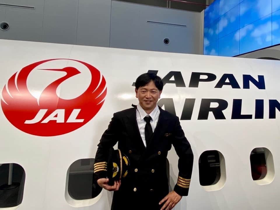 依田司のインスタグラム：「9月26日（火） 私が「地球温暖化防止アンバサダー」を務める東京都大田区にある「JAL SKY MUSEUM」から。 ここは、さまざまな空の仕事や、JALの歴史が学べるミュージアム。パイロットや客室乗務員の衣装も着られます。 ここでは、JALの飛行機の格納庫に入れる見学ツアーが大人気なんです。間近で見るジェット機は大きくてカッコいい。格納庫は、２４時間整備が行われ、日本全国・世界各地へ飛行機を送り出す現場です。フライトに向けて飛行機の点検をしているM2格納庫と、重整備と呼ばれる長期の点検を行うM1格納庫が見学できます。予約などはJALスカイミュージアムのホームページをご確認ください。新たな学びや発見がありますよ。  #JALスカイミュージアム #依田さん #依田司 #お天気検定 #テレビ朝日 #グッドモーニング #気象予報士 #お天気キャスター #森林インストラクター #グリーンセイバーアドバンス #プロジェクトワイルド #IPCC伝導者 #japan #japantrip #japantravel #unknownjapan #japanAdventure #japanlife #lifeinjapan #instagramjapan #instajapan #療癒 #ilovejapan #weather #weathercaster #weatherforecast」