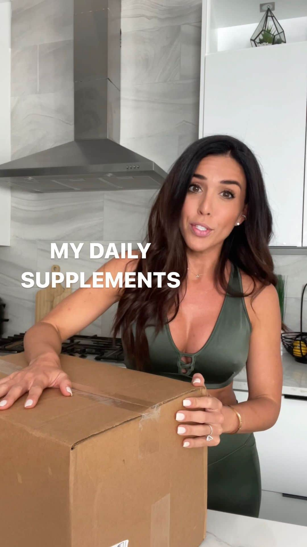 Ainsley Rodriguezのインスタグラム：「My top 4 supplement recommendations! Let me know if you need any of the links! . 1. Protein powders - these aren’t necessary and you can totally get your protein from wholesome food sources however I find it convenient to have the powders on hand for those days when you’re in a rush and don’t have the time! . 2.Daily Multi-vitamin and probiotics. These packets have everything you need in one including EFAs, fruit and veggie caps and coQ10! . 3.Greens powder. Most of us don’t eat enough veggies and this thing has the kitchen sink in it to ensure you’re getting all of your micronutrients! . 4.Digestive Enzymes! I can’t recommend these enough if you’re someone who tends to feel bloat or indigestion after meals. Just take 2 with water before your meals. . #iam1stphorm #dailyroutine」