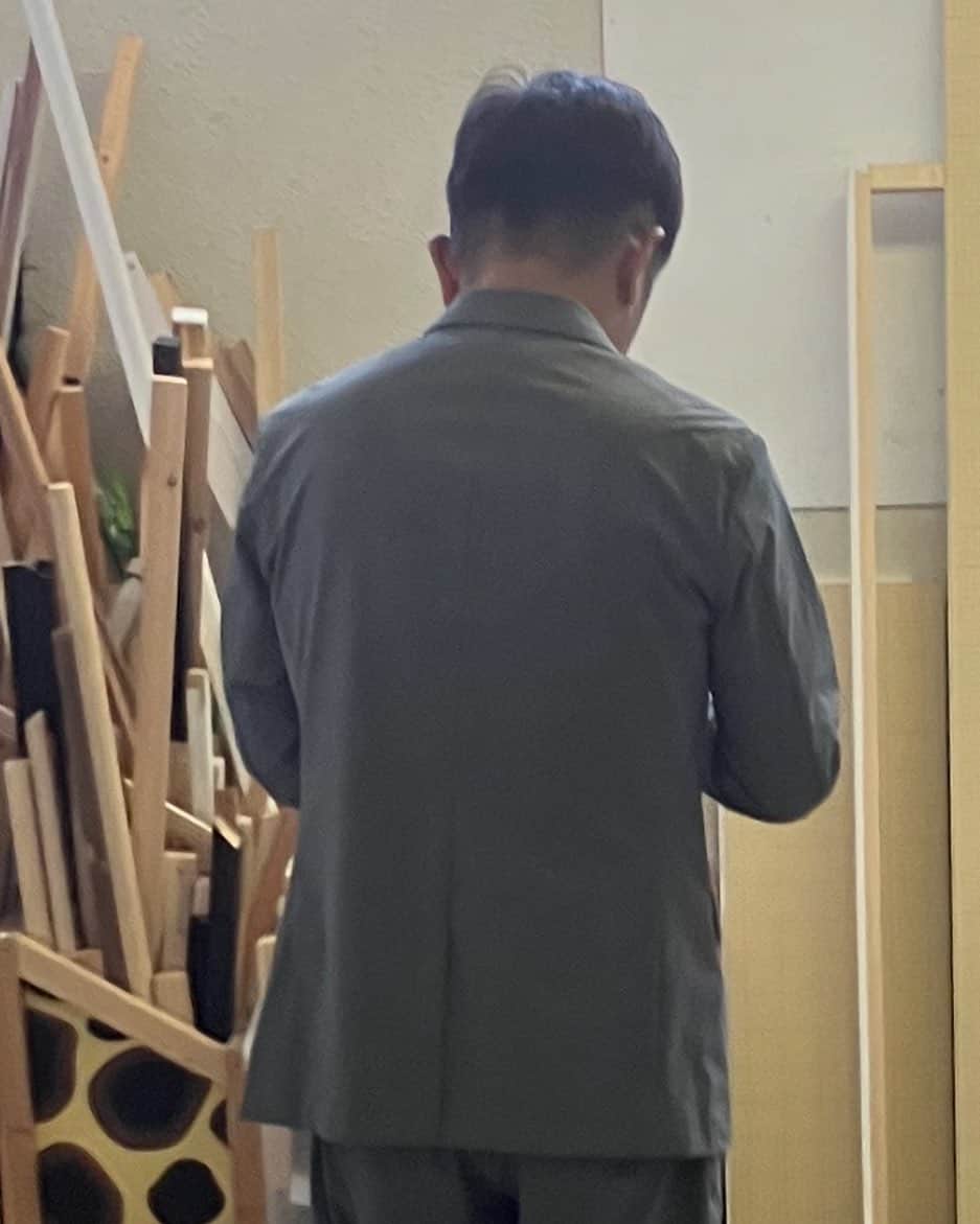 ほんこんのインスタグラム：「誰でしょう？ #後ろ姿シリーズ  #後ろ姿」