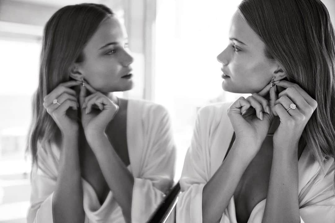 Vogue Australiaのインスタグラム：「For the modern bride. Allow your own personal style to redefine heirlooms, with #MichaelHill's newest offering of fashion-forward shapes and settings, alongside time-honoured traditional pieces. Discover the collection at the link in our bio.」