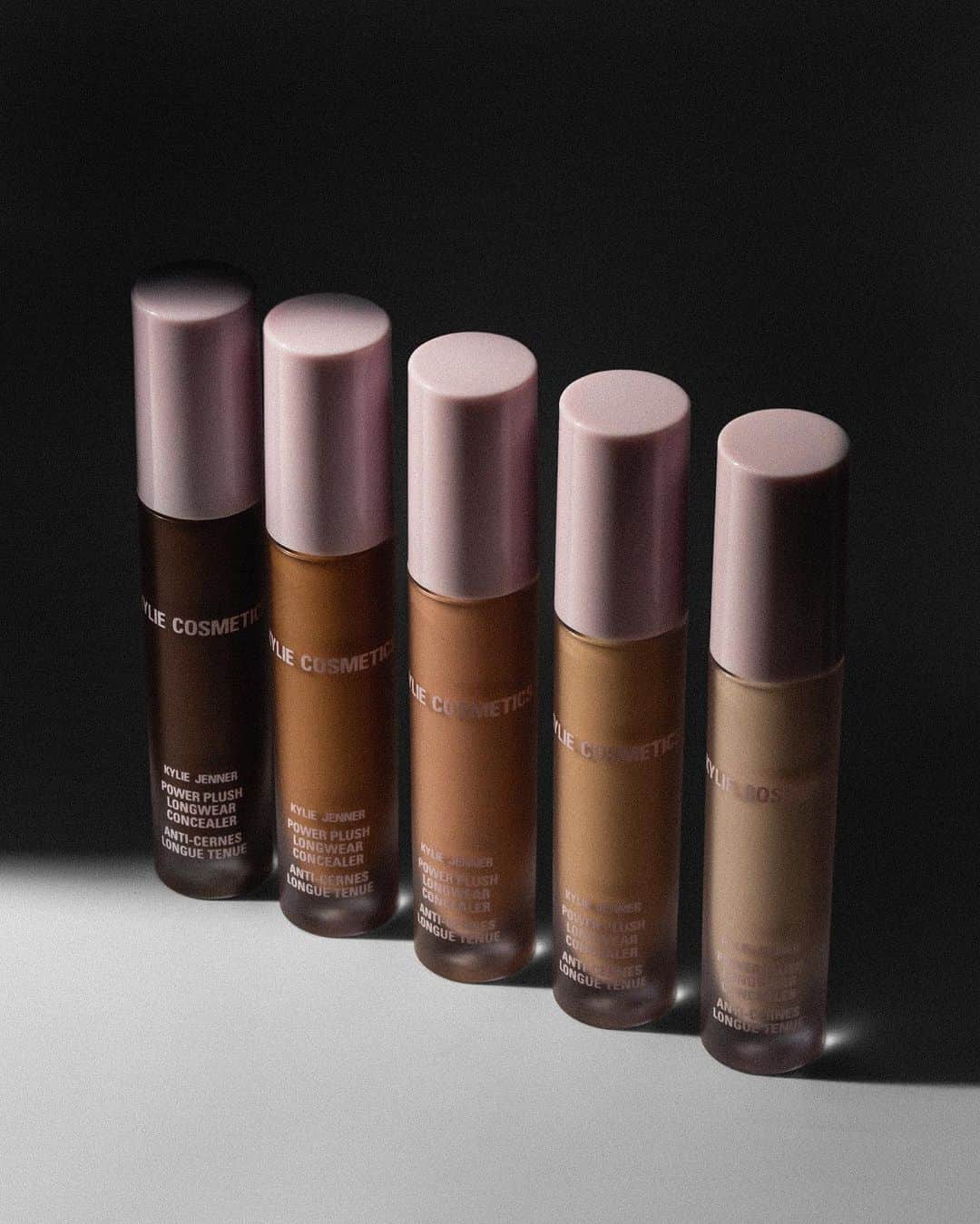 Kylie Cosmeticsさんのインスタグラム写真 - (Kylie CosmeticsInstagram)「2 more days until our new power plush longwear concealer launches in 40 shades 🤍 September 27 on KylieCosmetics.com」9月26日 8時52分 - kyliecosmetics