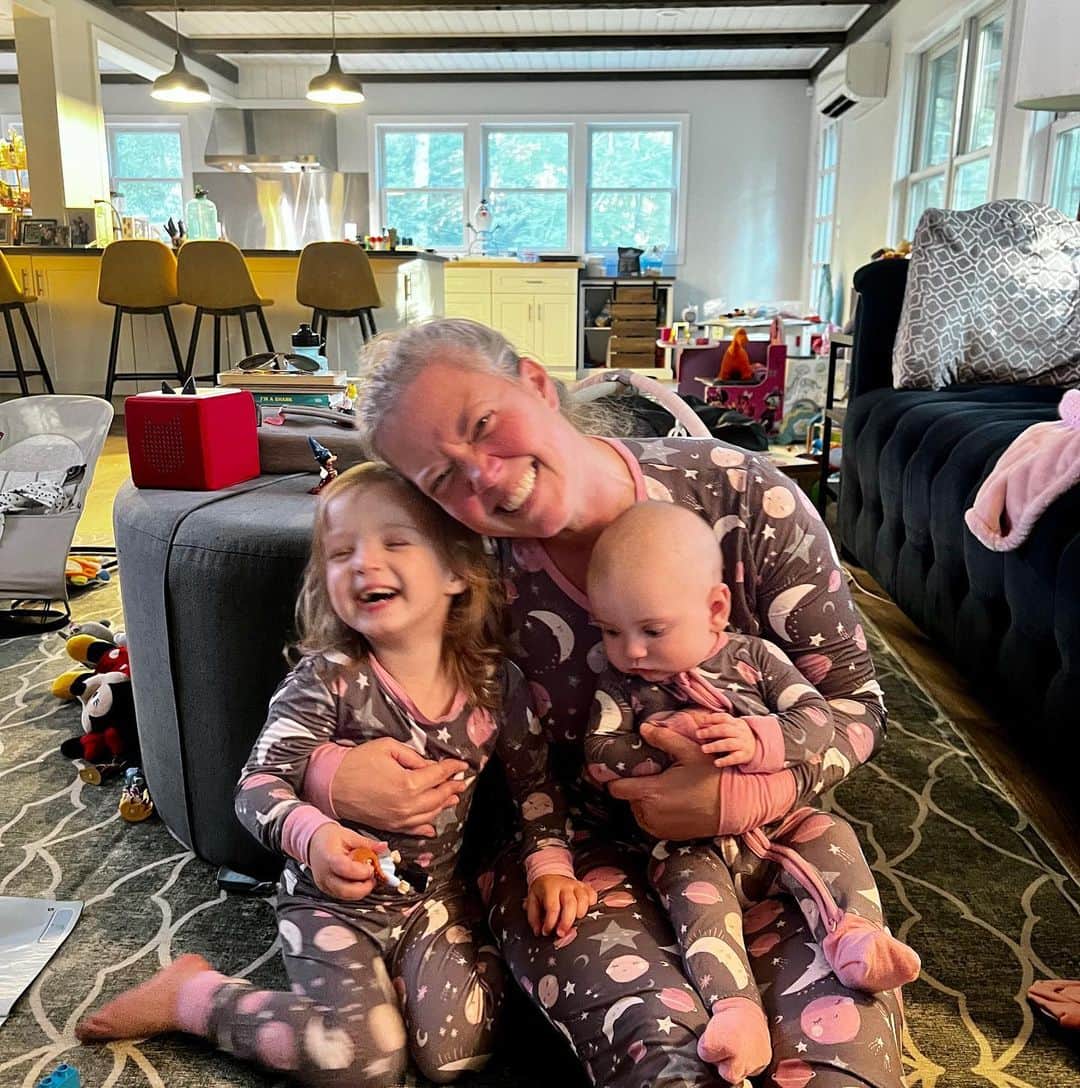 コリン・ドネルのインスタグラム：「Very lucky to be Dad to these two peanuts. #nationaldaughtersday #girldad」