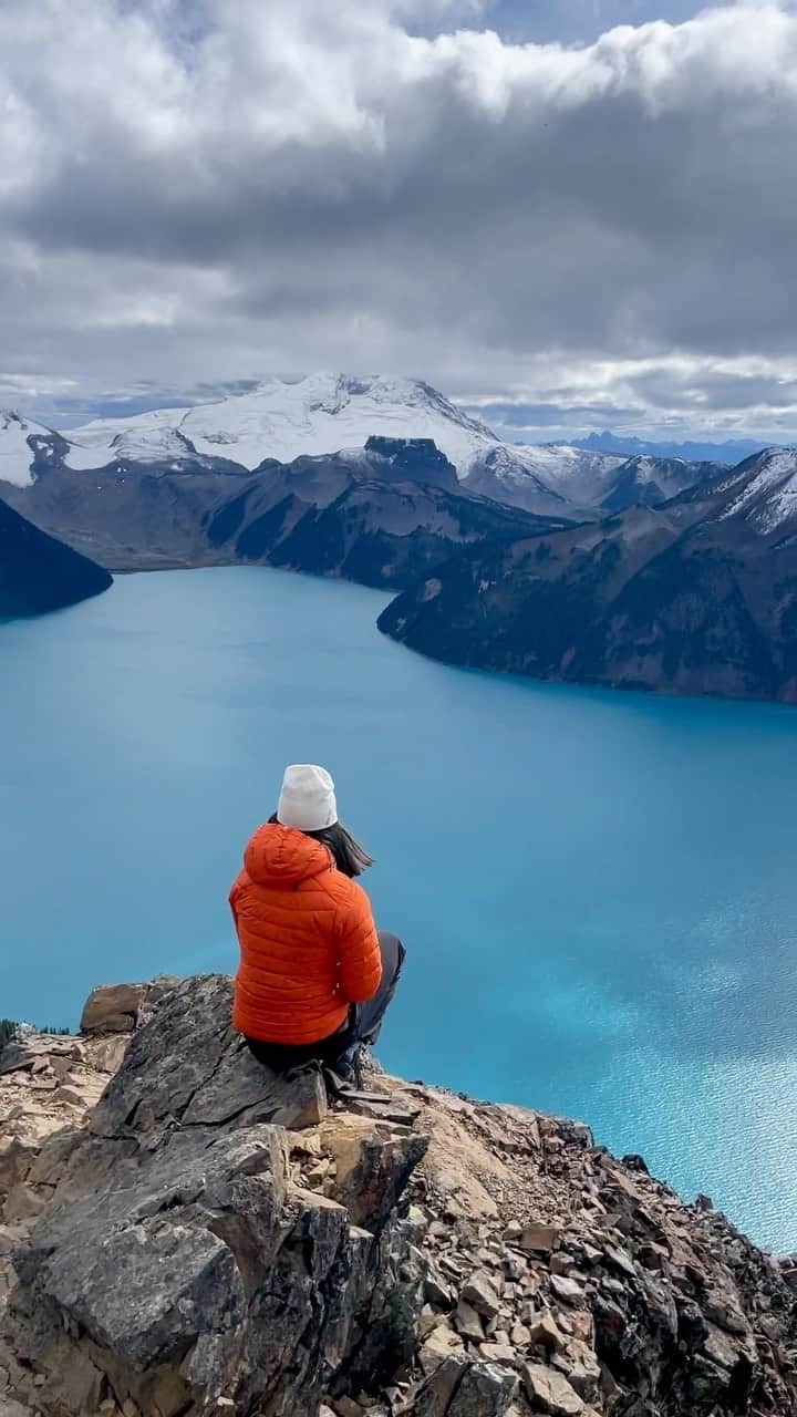 松島エミのインスタグラム：「💙  📹 @tempeiphotography   . . #lake#lakelife#hiking#backpacking#mountainlovers#girlswhohike#optoutside#outdoorsy#naturelovers#adventure#roadtrip#canada#squamish#hikingadventures#neverstopexploring#alpinelake#arcteryx#hikemore」