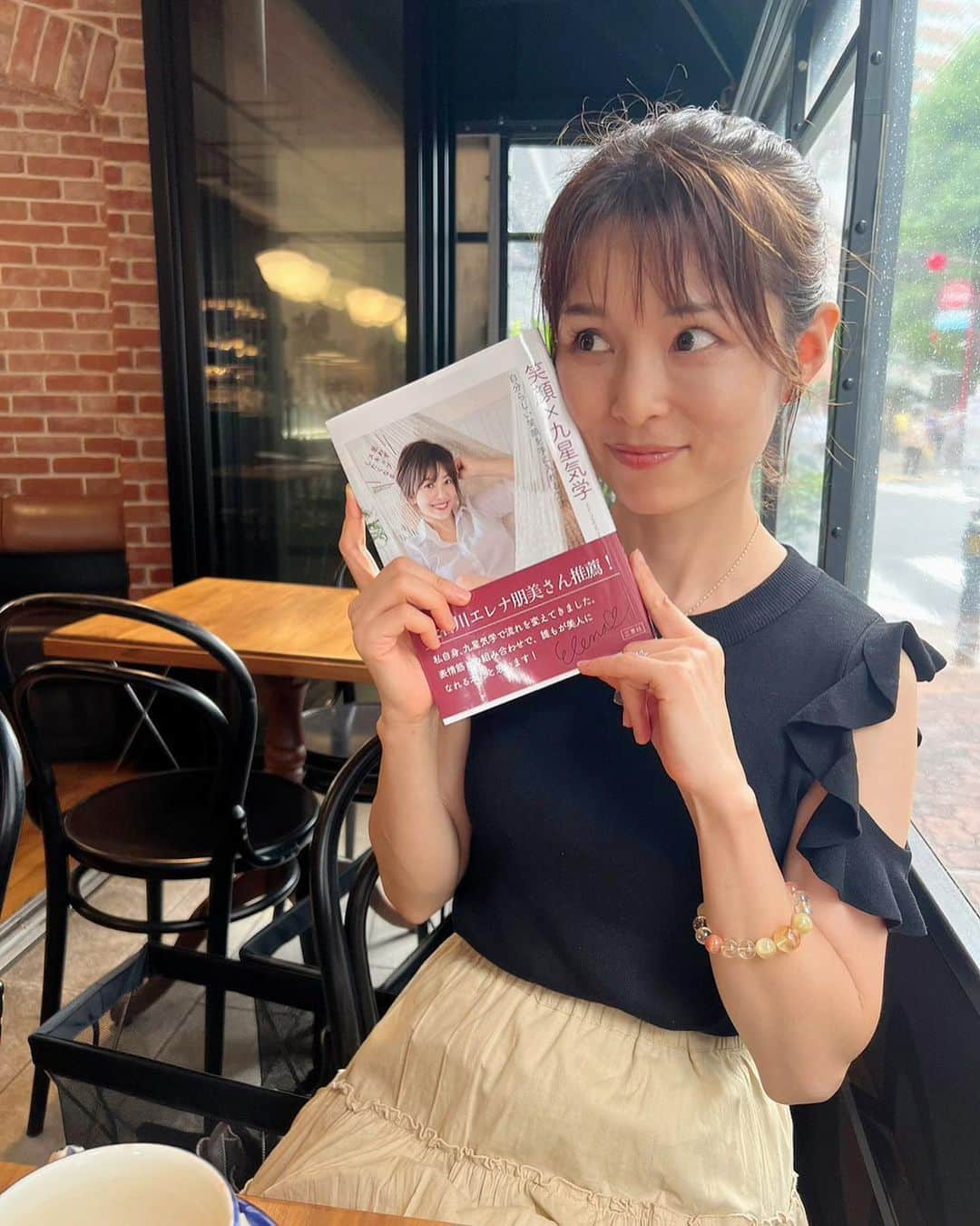 藤田りえのインスタグラム：「インスタで繋がって ずっと会いたかったまきこさん♡ ⁡@makiko.yamada   思い切ってメッセージしたら 「え！私もりえたんに連絡しようと思ってたの！！」って！ わーい！ ということですんなり会えた笑♡ ⁡ ⁡ みんな聞いて、 まきこさん、ﾘｴﾀﾝと同い年、48歳。 こんな可愛い48歳って(°▽°) ⁡ ⁡ お互い美容大好きだけど、ナチュラルな美容法が好きなとこも共通点。 ⁡ ⁡ まきこさんは表情筋の先生なんだよー！ だから笑顔がとっても素敵♡ ご著者にサインしてもらった😆 ⁡  この日のミニのロンパース姿、かわゆかったなぁあぁぁあ 美脚美脚！ 全身でお写真撮ればよかったわ ということで全身見たい方は まきこたんのインスタに飛んで ⁡@makiko.yamada  ⁡ ⁡ ⁡ +:-:+:-:+:-:+:-:+:-:+:-:+:-:+:-:+ threadsでは、インスタとは違ったことをつぶやいています プロフィールトップの@マークをタップしてみてね。 ⁡ #デート #山田万希子ちゃん #笑顔の先生 #笑顔と九星気学 #自分らしい笑顔を手に入れる方法」