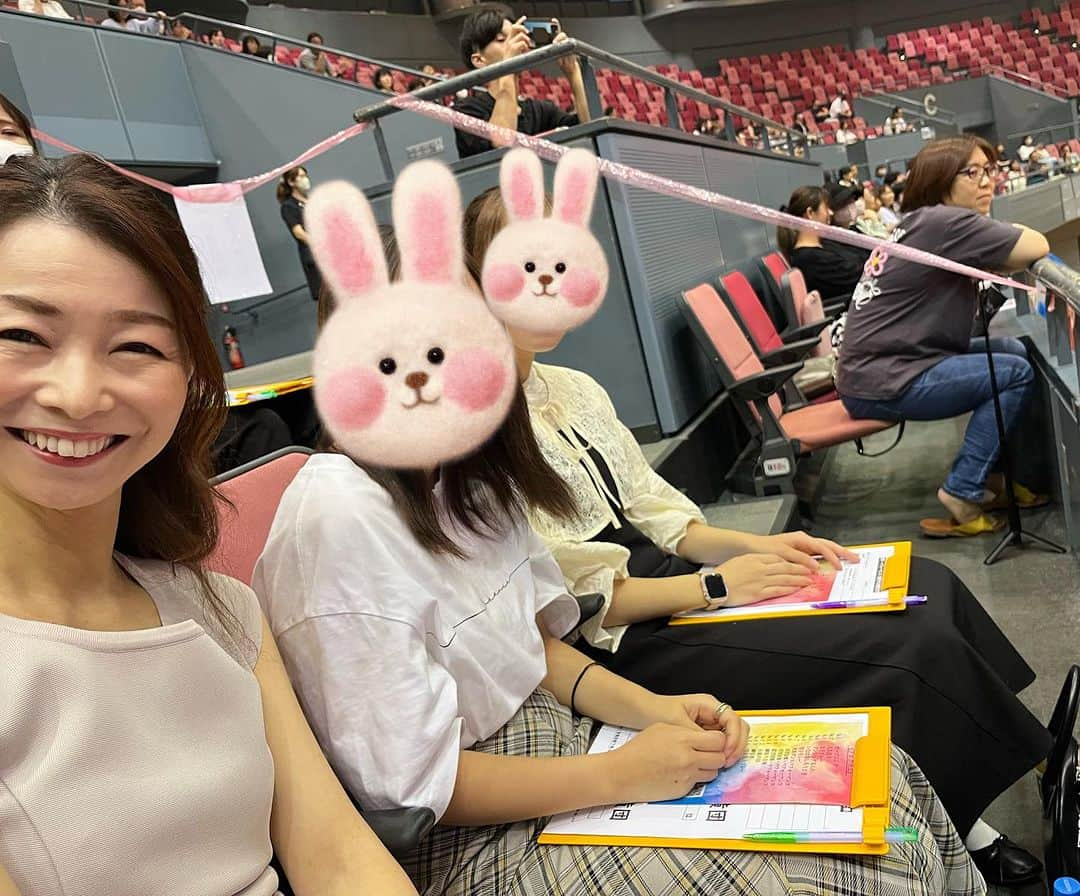 荒生暁子さんのインスタグラム写真 - (荒生暁子Instagram)「専門学校の運動会へ 新入社員を連れて。 彼女たちの母校なので 嬉しそう。  アリーナ特等席で見る 応援団合戦 団体ダンスの表現も美しく 男子リレーは迫力満点。  コロナ禍はこんなに 盛り上がれなかったそう 後輩を羨ましがってます。  帰りにお茶して 女子トーク🫖 若いパワーに 満たされた1日でした 頑張れ、若人。  #新入社員 #審査員 #来賓席」9月26日 9時01分 - akikoarao0904