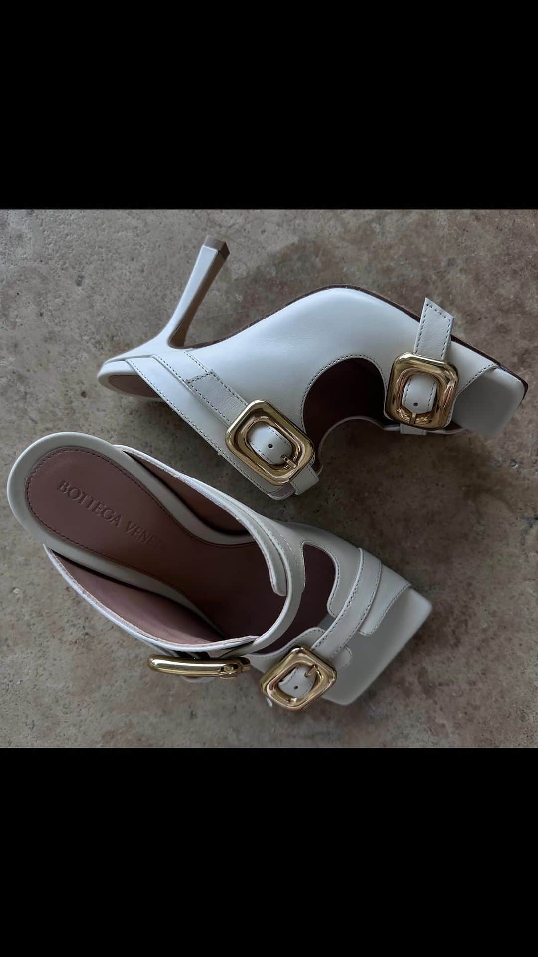 エイドリアン・バイロンのインスタグラム：「One pair of shoes worn 2 ways… @bottegavenetaworld 👀 are you into it?!」