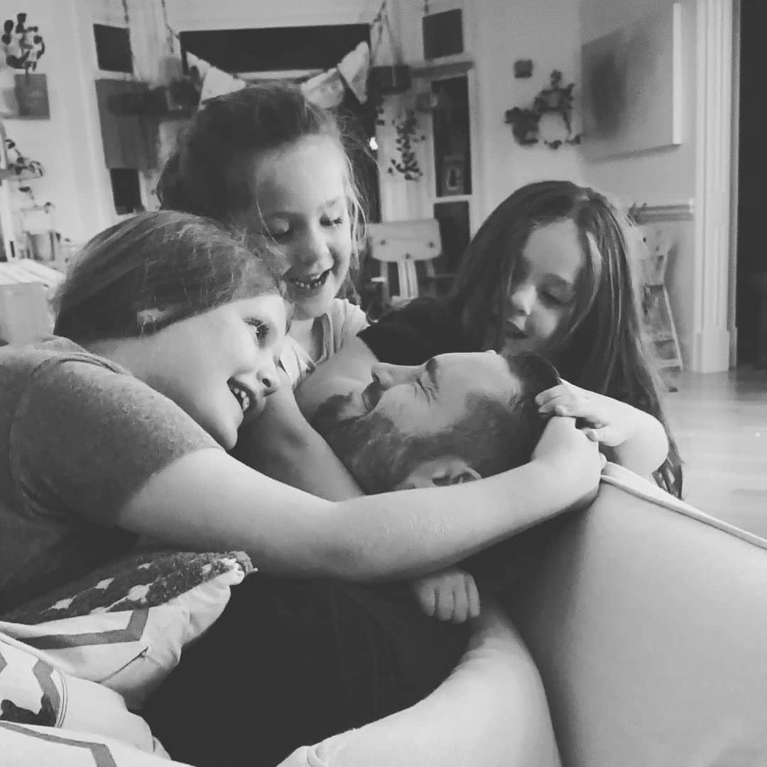 ヒラリー・スコットのインスタグラム：「Happy #nationaldaughtersday to these three little ladies who love to tackle their dad @chrisetyrrell and keep us on our toes—in the best of ways. So thankful to be their Mama. 💖」