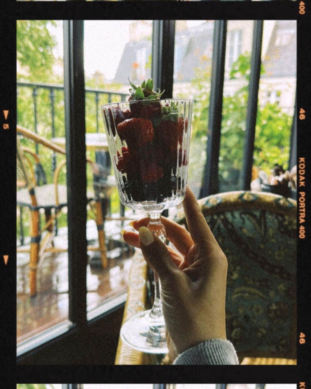 紗栄子さんのインスタグラム写真 - (紗栄子Instagram)「パリでの撮影1日目🇫🇷  朝早く起きて、お散歩行って、パン屋さんに寄って、音楽聴いて、お部屋でコーヒーとパンとベリーを食べて...🫐☕️🥖🎻  ちょっとぐだぐたしてからメイク開始🌹🪽」9月26日 9時07分 - saekoofficial