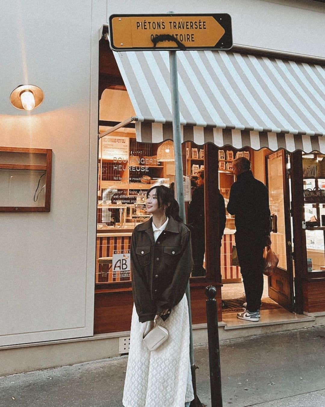 紗栄子のインスタグラム：「パリでの撮影1日目🇫🇷  朝早く起きて、お散歩行って、パン屋さんに寄って、音楽聴いて、お部屋でコーヒーとパンとベリーを食べて...🫐☕️🥖🎻  ちょっとぐだぐたしてからメイク開始🌹🪽」