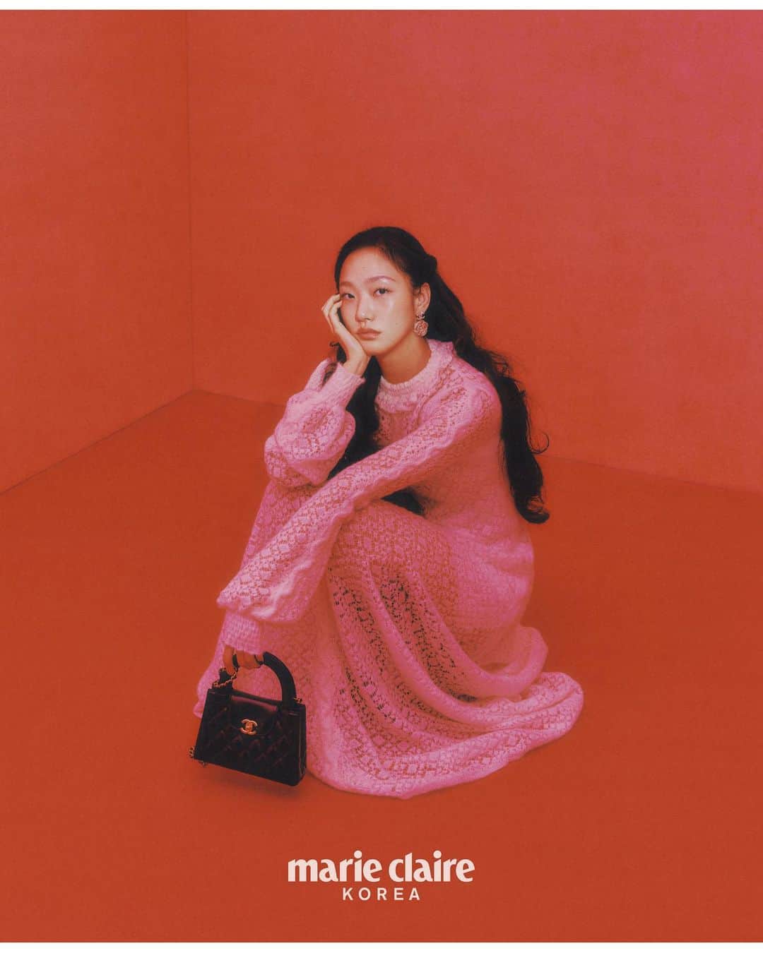 キム・ゴウンのインスタグラム：「@chanelofficial @marieclairekorea 🖤」