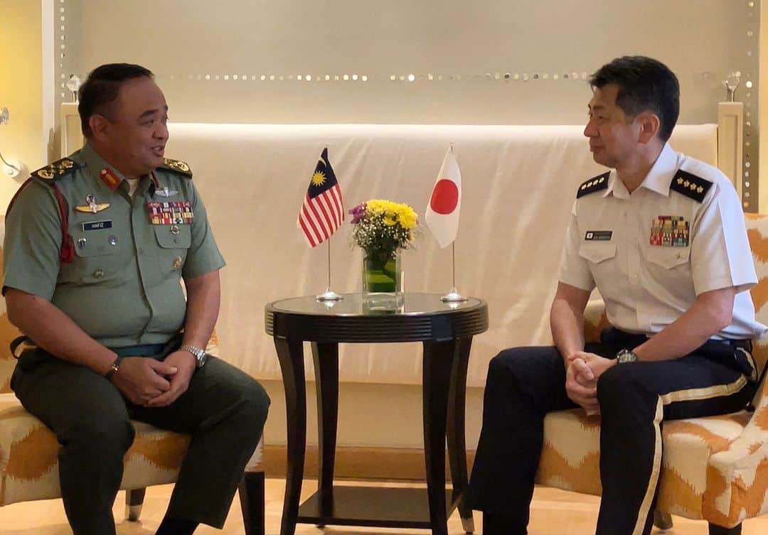 のインスタグラム：「９月２５日、森下陸上幕僚長は、インド太平洋地域陸軍参謀総長等会議において、ムハンマド・マレーシア陸軍司令官と初めての２者懇談を行い、ＨＡ／ＤＲ分野に関する協力を含めて多層的な防衛協力・交流を実施していくことで一致しました。昨年は、日マレーシア外交関係樹立６５周年の節目の年であり、引き続き、日マレーシア陸軍種協力を通じて、両国関係の強化に寄与して参ります。🇲🇾🇯🇵  On 25 Sep, GEN Morishita, Chief of Staff JGSDF, had a talk first time with GEN Muhammad at IPACC and both agreed to conduct multilayered defense cooperation and exchanges including one in the area of HA/DR. Last year marked 65th anniversary of the establishment of diplomatic relations between Japan and Malaysia. JGSDF continues to contribute to strengthening of bilateral relations through interactions of both land forces.🇲🇾🇯🇵 #IPACC」