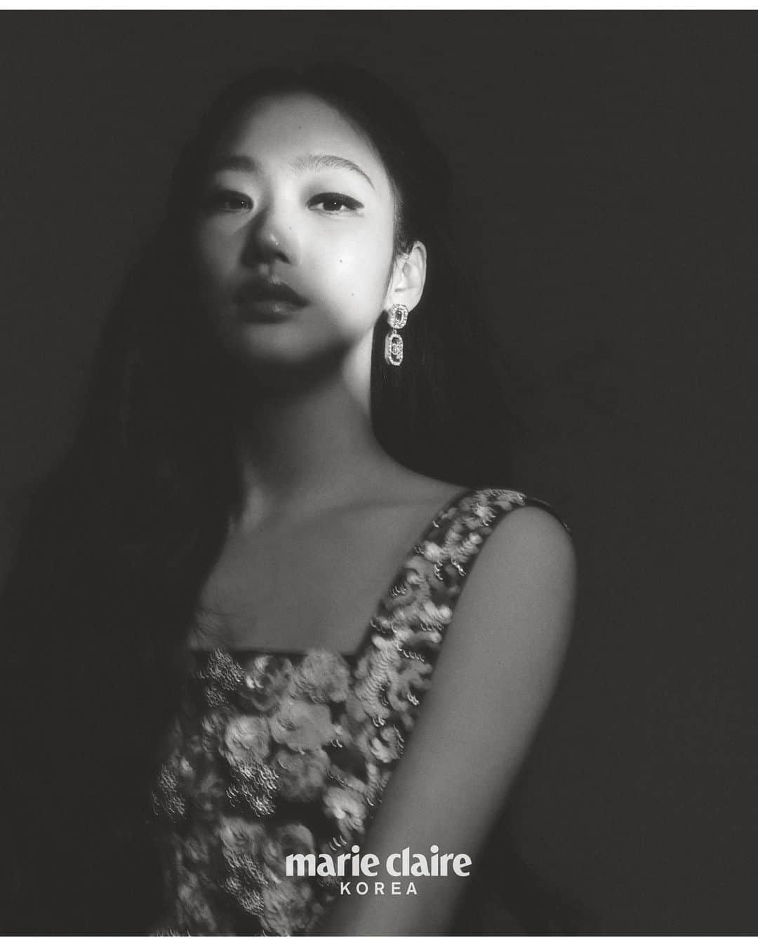 キム・ゴウンのインスタグラム：「@chanelofficial @marieclairekorea 🖤」