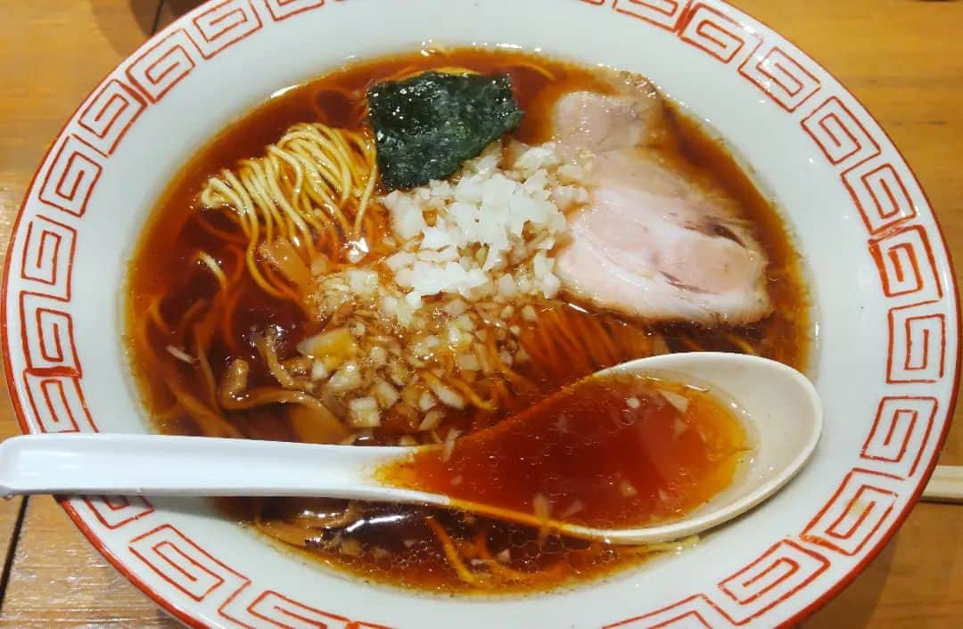 鬼頭真也のインスタグラム：「八王子で楽しんだお店たち。 「八王子ラーメンよしだ」 このご時世でラーメン650円。シンプルでうまい！コスパ最高かと思います。  赤ちょうちん🏮系にも行きたいなぁと思ってたところに出てきたので入店「酒蔵一平」腹減りには有難い夜定食。野菜炒め定食920円。 こちらもコスパ最高だな。  #八王子グルメ」