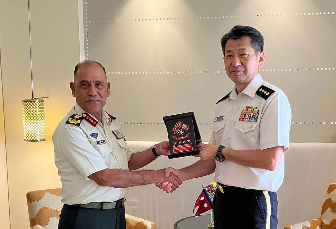 のインスタグラム：「９月２５日、森下陸上幕僚長は、インド太平洋地域陸軍参謀総長等会議において、シャルマ・ネパール陸軍参謀長と初めての２者懇談を行い、両国陸軍種間の防衛協力・交流の発展を通じて、日ネパールの友好関係強化に寄与していくことで一致しました。🇳🇵🇯🇵  On 25 Sep, GEN Morishita, Chief of Staff JGSDF, had a talk first time with GEN Sharma at IPACC and they agreed to contribute to strengthening friendship between Japan and Nepal by developing defense cooperation and exchanges of both land forces.🇳🇵🇯🇵 #NepaliArmy #IPACC」