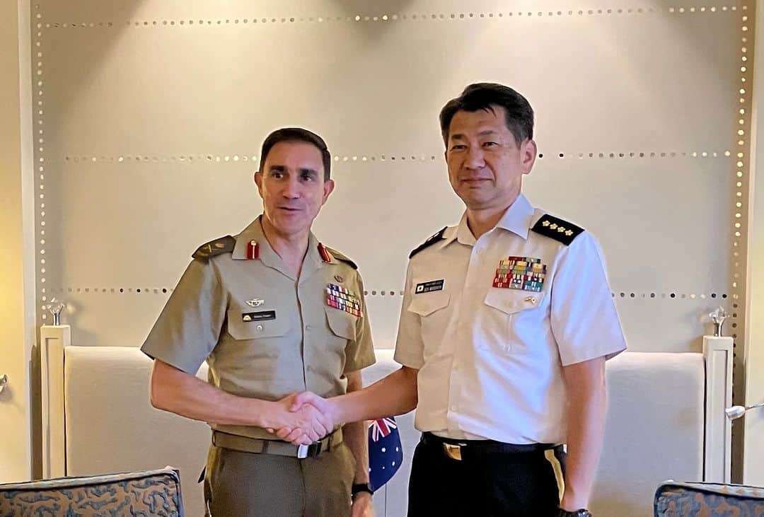 のインスタグラム：「９月２５日、森下陸上幕僚長は、インド太平洋地域陸軍参謀総長等会議において、スチュアート豪陸軍本部長と本年５月以降３回目となる対面による懇談を行い、トップ間の信頼関係をより一層強固なものとしました。トップ間の頻繁な懇談や豪陸軍が初めて参加するヤマサクラ等の各種共同訓練は、日豪陸軍種間関係の強化を行う上で揺らぎのない礎となっています。🇦🇺🇯🇵  On 25 Sep, GEN Morishita had third talks with LTGEN Stuart at IPACC since May of this year and both further strengthened the relationship of trust. The frequent interactions between the top leaders and bi/ multilateral exercises including Ex Yama Sakura, which the Australian Army will first participate this year, are an unwavering cornerstone in strengthening the relationship between two countries.🇦🇺🇯🇵 #AusArmy #IPACC」
