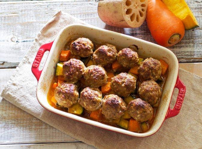staub ストウブのインスタグラム：「【ストウブレシピ : れんこん ミートボールのオーブン焼き 】  れんこん、かぼちゃや人参など、秋の食材をたっぷり使った、ストウブ セラミック レクタンギュラーディッシュ 20cmで作る 「れんこん ミートボールのオーブン焼き」のレシピをご紹介します。みじん切りしたれんこんの食感が楽しく、お肉の旨みをたっぷり吸わせた根菜の味もたまりません！   ただいま9/30までの期間限定でセラミック レクタンギュラーディッシュ 20cmが当たるキャンペーンも開催中！ 詳細は9/22の投稿をチェック！   材料 (レクタンギュラーディッシュ 20cm使用)  【 A 】  合挽肉　　200g  れんこん(みじん切り）　120g  玉ねぎ(みじん切り）　50g  パン粉　　大さじ2  粉チーズ　大さじ1  パプリカパウダー　  小さじ1  塩　　　　  小さじ1/2  粗挽きこしょう　 少々  【 B 】  にんじん　 100g  かぼちゃ　 100g  オリーブオイル　 大さじ1   作り方  1. Aの材料をボウルに入れ、良く混ぜ合わせ、12等分にして丸める。   2. Bのにんじんとかぼちゃは食べやすい大きさに切り、塩少々(分量外)とオリーブオイルで和える。   3. レクタンギュラーディッシュに2の野菜を敷き詰め、上に1のミートボールを並べる。   4. 200度のオーブンで20分焼く。  #STAUB #ストウブ」