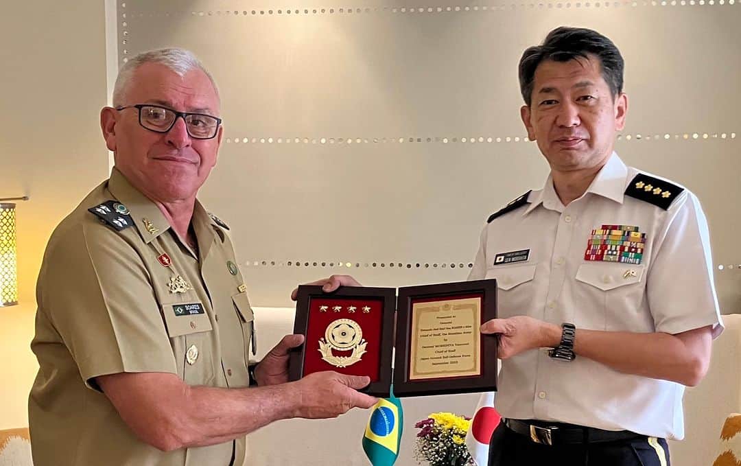 のインスタグラム：「９月２５日、森下陸上幕僚長は、インド太平洋地域陸軍参謀総長等会議において、ソアレス・ブラジル陸軍司令部参謀総長と２者懇談を行い、戦略的グローバルパートナーシップである両国の関係強化に寄与するため、日ブラジル陸軍種関係を促進していくことで一致しました。🇧🇷🇯🇵  On 25 Sep, GEN Morishita, Chief of Staff JGSDF, had a talk with GEN Soares at IPACC. They agreed to promote cooperation between both land forces in order to contribute to strengthening Japan-Brazil relationship, which is a “Strategic Global Partnership.”🇧🇷🇯🇵 #BrazilianArmy #IPACC」