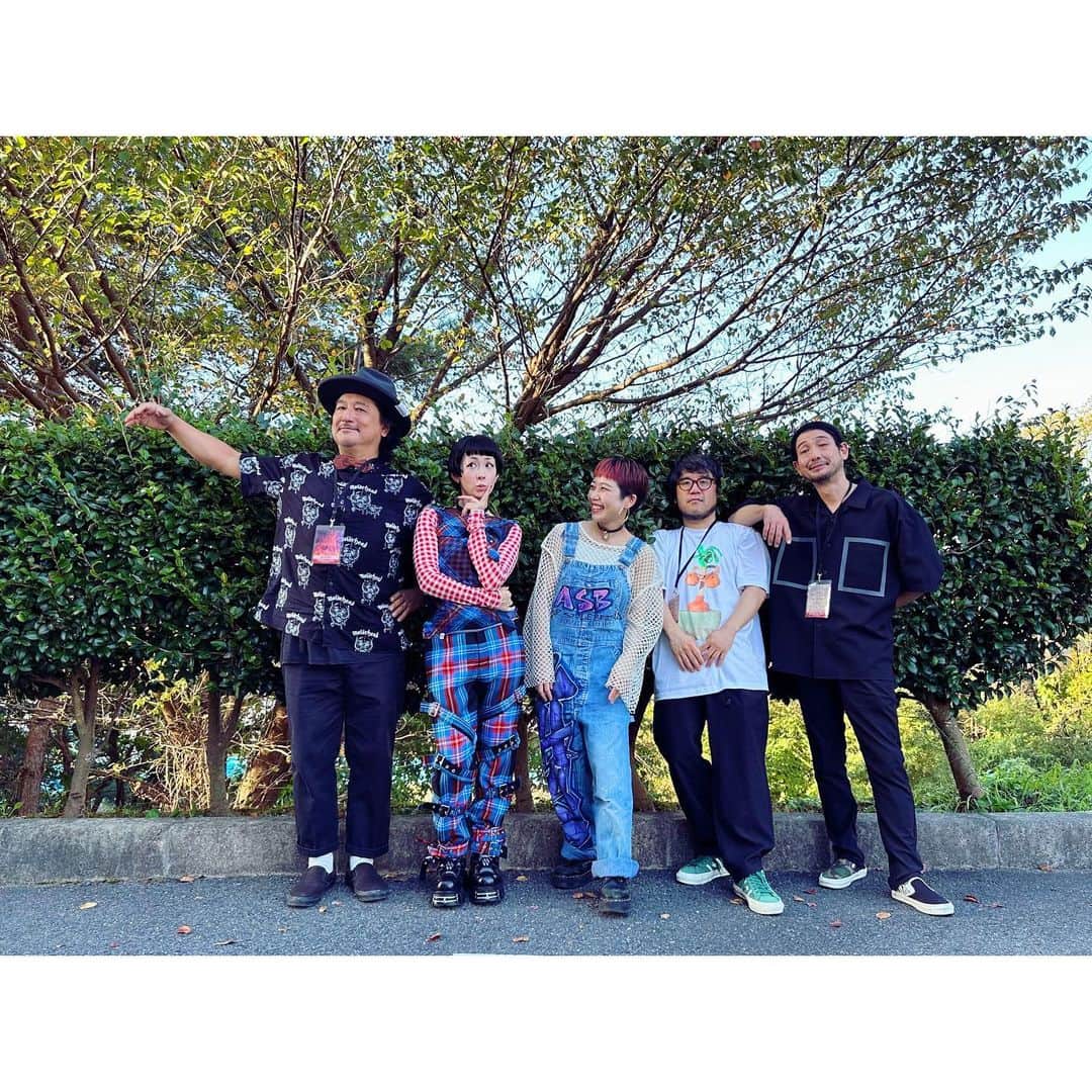 木村カエラのインスタグラム：「中津川ソーラーブドウカン @the_solar_budokan  バンドメンバーと⚡️🎵⚡️  guitar: @foeget  drum: @kashikuratakashi  keyboard: @keisaku_nakamura  base: @haruword   ➕ @watanabeshinobu 😂」