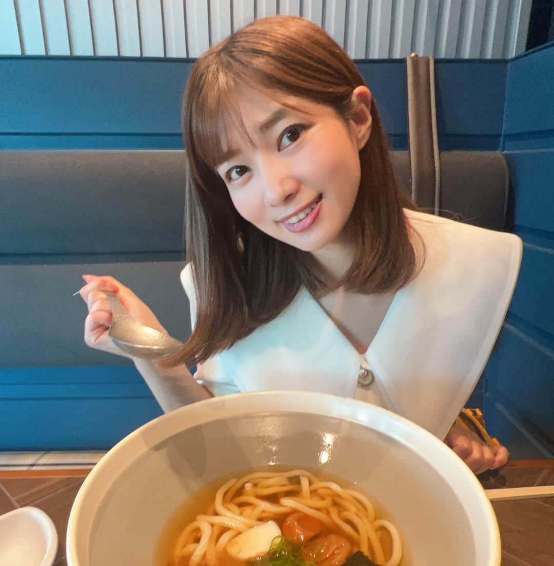 石岡真衣のインスタグラム：「⭐︎なぜか投稿消えちゃったので再投稿😕  #TCB式小顔美肌再生　の効果..♡  東京中央美容外科大宮西口院（ @tcb_omiyanishiguchi ）で院長の樅山先生（ @tcb_momiyama ）に #TCB式小顔美肌再生　をしてもらって１ヵ月..  リフトアップして小顔になってる!!!! 写真だと分かりずらいかもだけど肌の再生効果もあって 化粧ノリも良くなってます!!!  （分かりやすいようにどっちも観戦写真で🙃笑）  #東京中央美容外科 #大宮 #糸リフト #小顔整形  #TCB式小顔美肌再生  #pr」