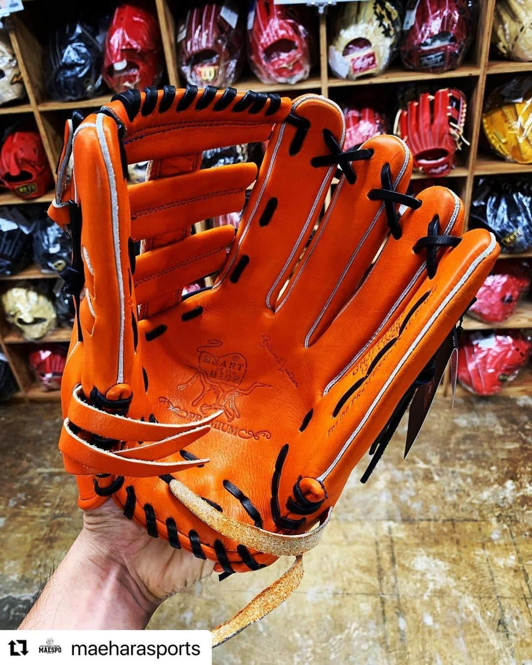 Rawlings Japanさんのインスタグラム写真 - (Rawlings JapanInstagram)「#Repost @maeharasports with @use.repost ・・・ ・ 【ブリリアントオレンジ】 狂ったように各メーカーの キャメル系グラブを投入している マエスポですが 安心して下さい🩲 私は正気です。 その証拠にRGGC限定グラブ HOH PREMIUM(プレミアム)は 見目麗しい オレンジカラーを投入🍊💨 2023秋冬展示会で惚れ込んだ ノンスリップなタック感と 艶々なツヤ感の 「ブリリアントレザー」 採用の逸品です🐮 #thanksanimals  ラインナップされてる グラブ型番も 人気のコンパクト内野手N62 ハーフクロッチ搭載のCK4 12.5インチの コンパクト外野手B88 取り回し最高の捕球面広い ファーストミットM53 と扱いやすいモデルばかり！ 価格はグラブが63800円 Fミットが64900円と ややお高めですが それだけの価値有りの 商品となっております🐮 是非手に入れて下さいね。 @rawlings_japan_llc  @juteru_leather  #マエハラスポーツ #マエスポ #ローリングス #rawlings #硬式グラブ #硬式グローブ #限定グラブ #ジュテルレザー #内野手 #内野手用 #内野手用グラブ #内野手用グローブ #外野手 #外野手用 #外野手用グラブ #外野手用グローブ #一塁手 #一塁手用 #ファーストミット #野球専門店 #野球用品 #野球用品専門店 #野球好きな人と繋がりたい @rawlings_japan_llc」9月26日 9時38分 - rawlings_japan_llc