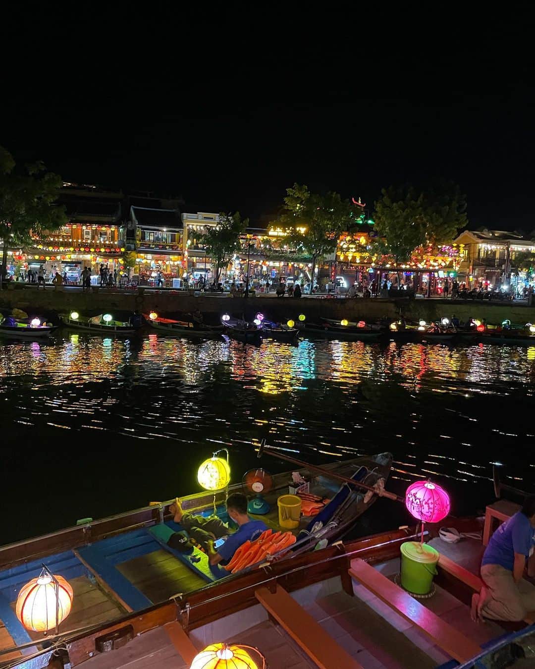 RUUNAさんのインスタグラム写真 - (RUUNAInstagram)「ホイアン旧市街地🇻🇳 ランタンとナイトマーケット🌙  #vietnam #hoian #lanthanum #night  #trip #hộian #việtnam #trip  #ベトナム #ホイアン #ベトナム旅行  #ランタン #ナイトマーケット」9月26日 9時53分 - ruuna_kolme