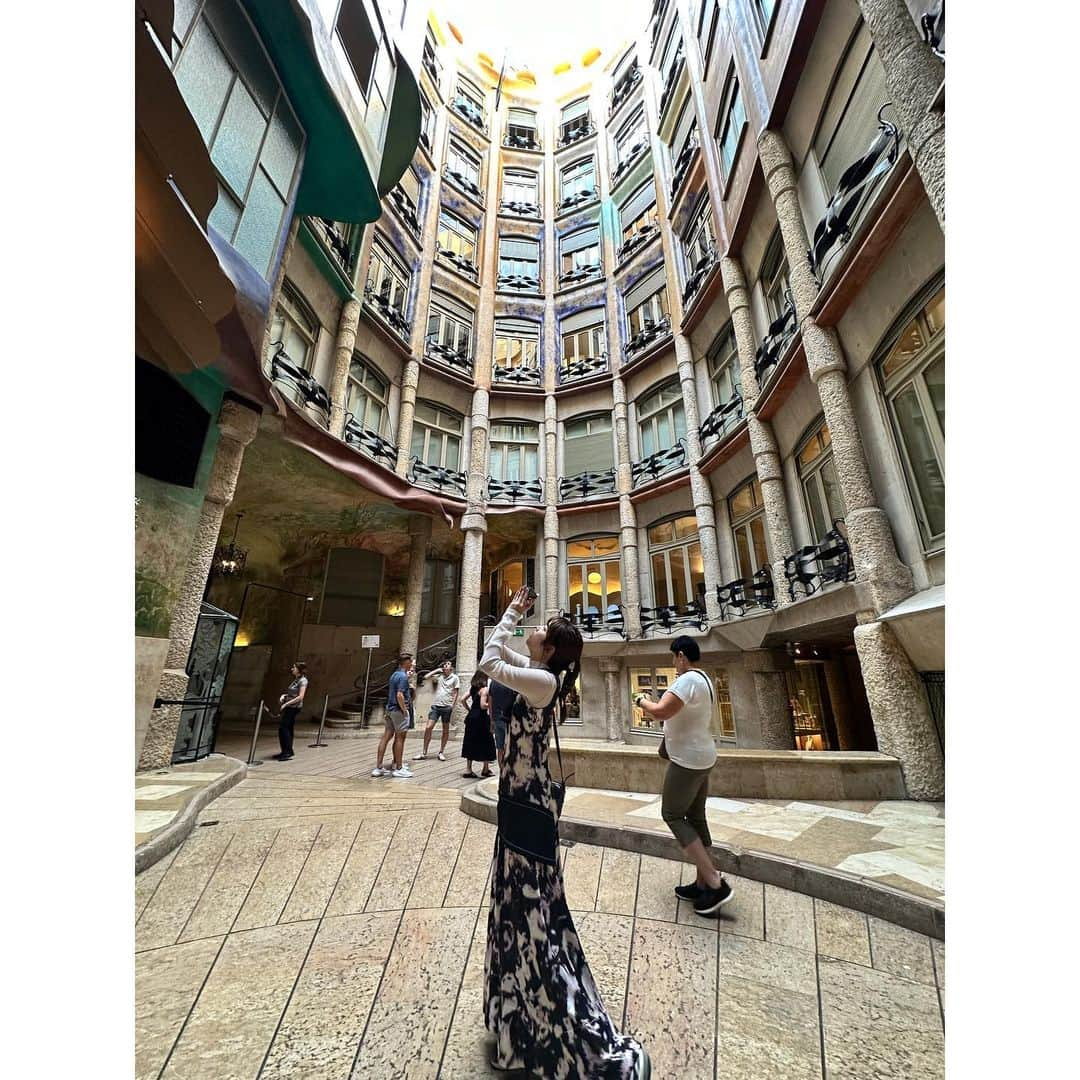 久代萌美さんのインスタグラム写真 - (久代萌美Instagram)「☺︎ Barcelona🇪🇸 ガウディ巡りの一日  帰国しました🇯🇵 旅の様子をちょこちょこ載せていきます📷✨」9月26日 10時06分 - kushiro_moemi