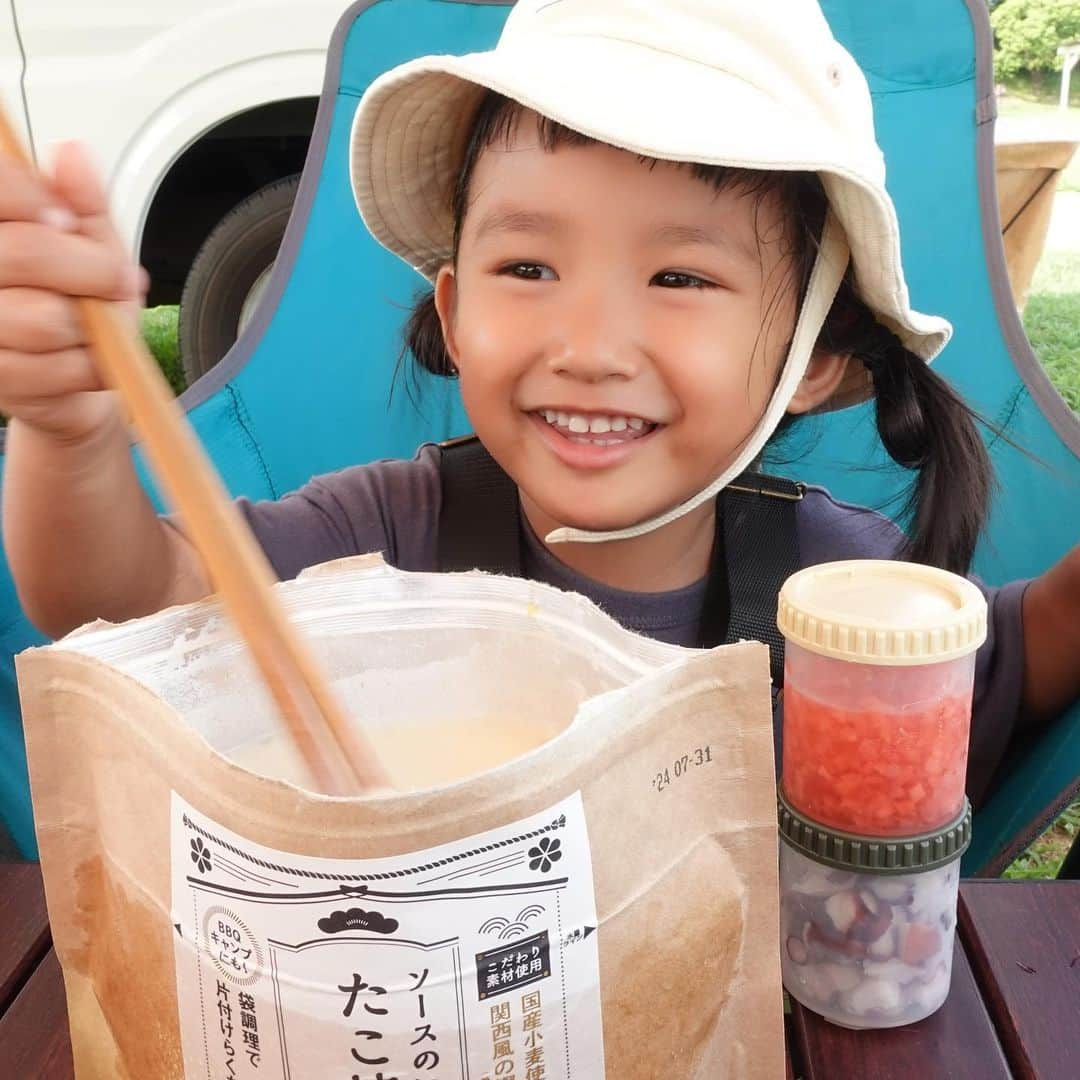 グッピーこずえのインスタグラム：「キャンプでたこ焼き〜！ 子供おったら粉いれて出汁入れて〜ってハードル高いけど コレロッカさんのソースのいらないたこ焼き粉があれば、、、 @core_rocca   ソースのいらないたこ焼き粉めっちゃ美味しい😆この前のキャンプどすえのイベントの時に頂いたんですが、又購入したい😆ちょっとしたプレゼントにも喜ばれそう💕 卵は娘が割ってくれて混ぜてくれた〜‼️ ほんでセリアの調味料いれ？！ずっとこれたこ焼きに使ったらめっちゃいいよなーって思うててんけど、めっちゃ良かった🙆‍♀️ きざみ生姜って関西のスーパーあたり前にあるけど他の地域は千切りまではあるけどきざみ生姜ってあんまり無いって聞いた事あるけどどうですか〜❓😆 久々タープ貼ってのデイキャンプ🏕貧乏キャンプ過ぎたけど楽しかった😆 YouTubeこずちゃんネル。から見てください〜‼️  #ファミキャン #子連れキャンプ #コレロッカ #たこ焼き #100均キャンプギア  #eno #coleman  #おつまみクッカー #デイキャンプ」