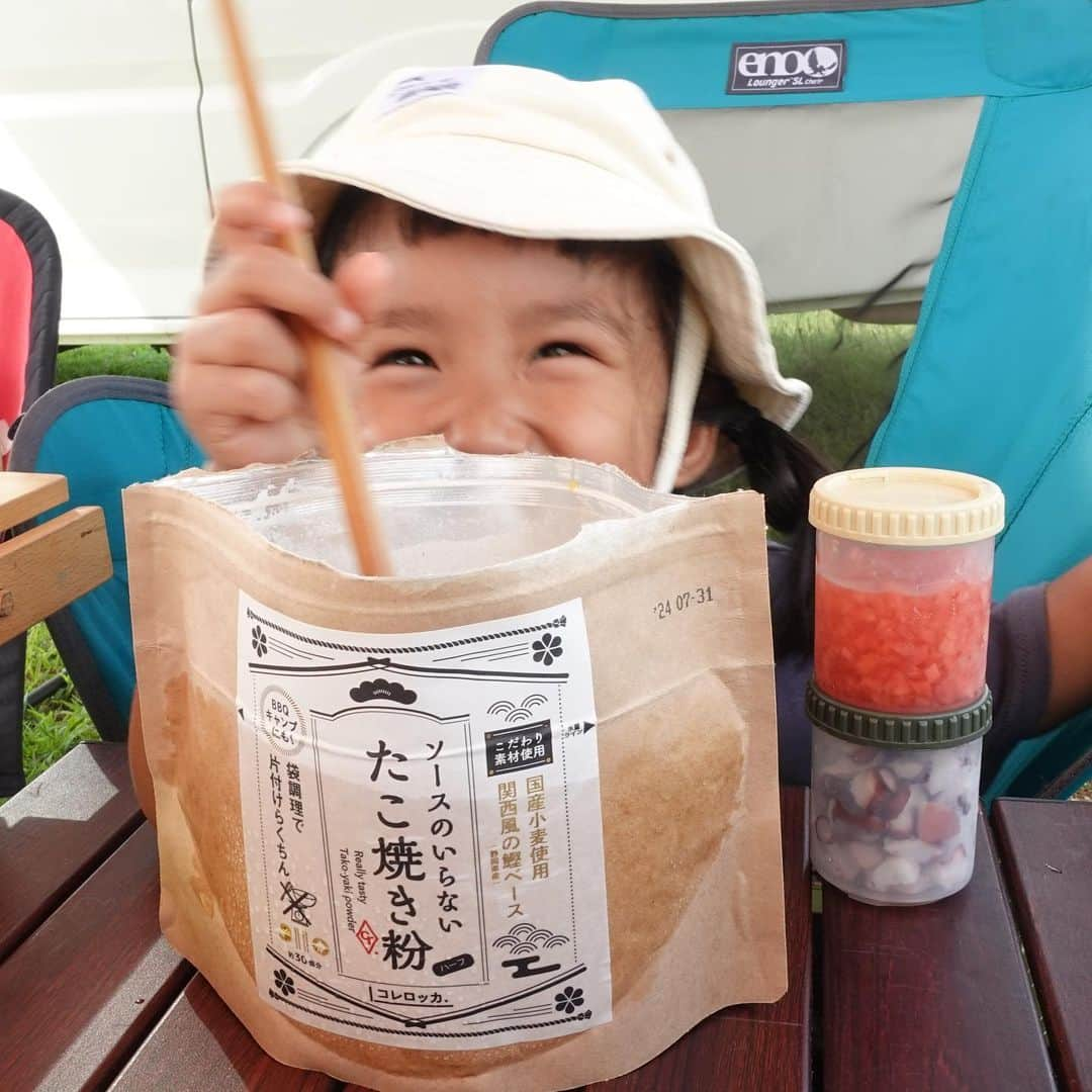 グッピーこずえさんのインスタグラム写真 - (グッピーこずえInstagram)「キャンプでたこ焼き〜！ 子供おったら粉いれて出汁入れて〜ってハードル高いけど コレロッカさんのソースのいらないたこ焼き粉があれば、、、 @core_rocca   ソースのいらないたこ焼き粉めっちゃ美味しい😆この前のキャンプどすえのイベントの時に頂いたんですが、又購入したい😆ちょっとしたプレゼントにも喜ばれそう💕 卵は娘が割ってくれて混ぜてくれた〜‼️ ほんでセリアの調味料いれ？！ずっとこれたこ焼きに使ったらめっちゃいいよなーって思うててんけど、めっちゃ良かった🙆‍♀️ きざみ生姜って関西のスーパーあたり前にあるけど他の地域は千切りまではあるけどきざみ生姜ってあんまり無いって聞いた事あるけどどうですか〜❓😆 久々タープ貼ってのデイキャンプ🏕貧乏キャンプ過ぎたけど楽しかった😆 YouTubeこずちゃんネル。から見てください〜‼️  #ファミキャン #子連れキャンプ #コレロッカ #たこ焼き #100均キャンプギア  #eno #coleman  #おつまみクッカー #デイキャンプ」9月26日 9時58分 - gupikozu