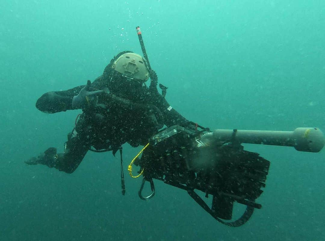 海上自衛隊さんのインスタグラム写真 - (海上自衛隊Instagram)「訓練中の #水中処分員 💪 水中でも気合入れて頑張ります！  #ファインダー越しの世界 #もしもの備え #訓練中 #Fight」9月26日 10時00分 - jmsdf_pr