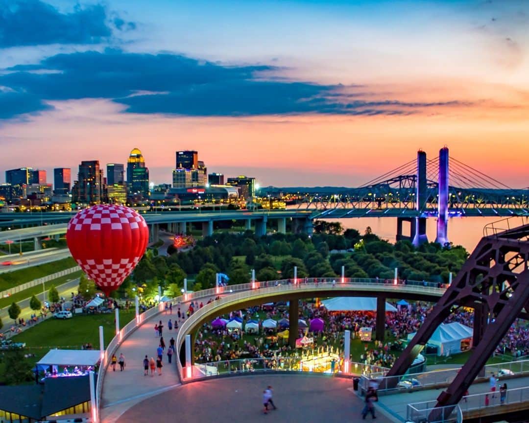 HGTVのインスタグラム：「Why did we choose Louisville, KY for our next giveaway home, HGTV Urban Oasis 2023? Here are just a FEW reasons:👇  ✈️ Voted one of @nytimes 52 Places to Go in 2023 🥃 The starting point of the @kentuckybourbontrail 🐎 Home to the @kentuckyderby ⚾ Birthplace of the world-famous @sluggernation 🤤 Epicenter of amazing food like the #hotbrown  Click this post to check out more about this charming southern city and take a tour of #HGTVUrbanOasis 2023. Your chance to win the fully furnished craftsman home (an $850K grand prize!) starts 10/2.   Photos courtesy of: @gotolouisville」