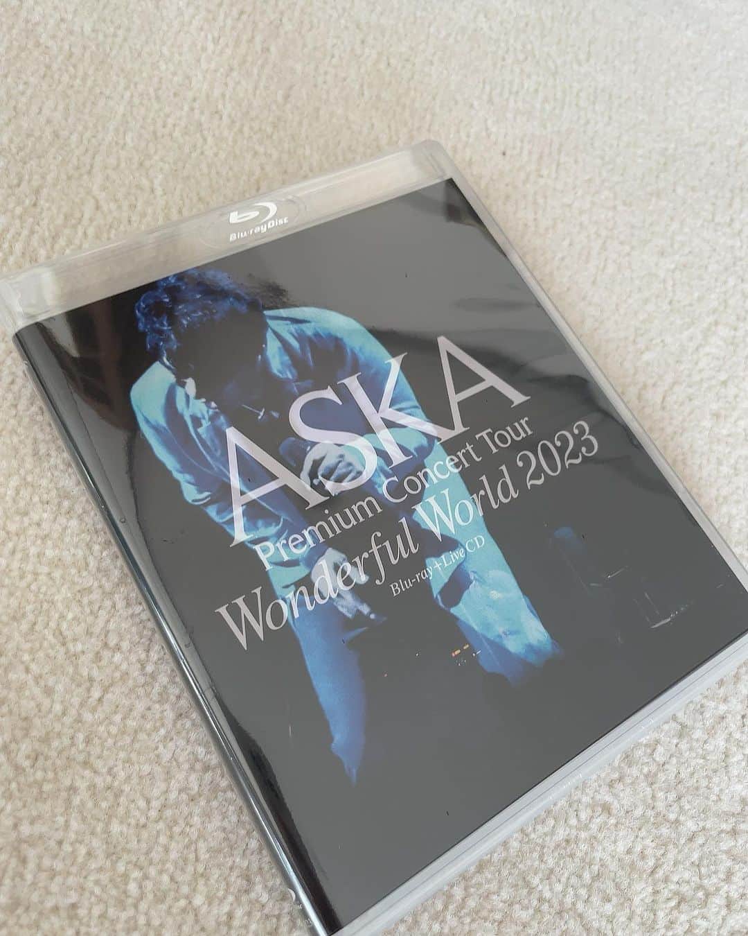のインスタグラム：「いよいよ❣️ 明日27日発売でございます♬  【#ASKA Live Blu-ray リリース】 \2023年9月27日リリース！/ FASKA Premium Concert Tour -Wonderful World- 2023g Blu-ray+Live CD (21) ① Blu-ray (Blu-ray+CDx2＋ストリーミング配信& シリアルナンバー付き） ¥11,000 (#2) ②ストリーミング配信 2023年9年 27日（水）AM 0:00より配信（※映像のみ）¥4,620（税込）  Blu-ray➕2枚CD ¥11,000(税込)  2023年の全国ツアー 本当に素晴らしいツアーでした♬  是非，ご視聴下さいませ。 よろしくお願い致します。  🎸 🎙️ 🥁  #aska #wonderful_world #2023 #シリアルナンバー付き @aska_official921」