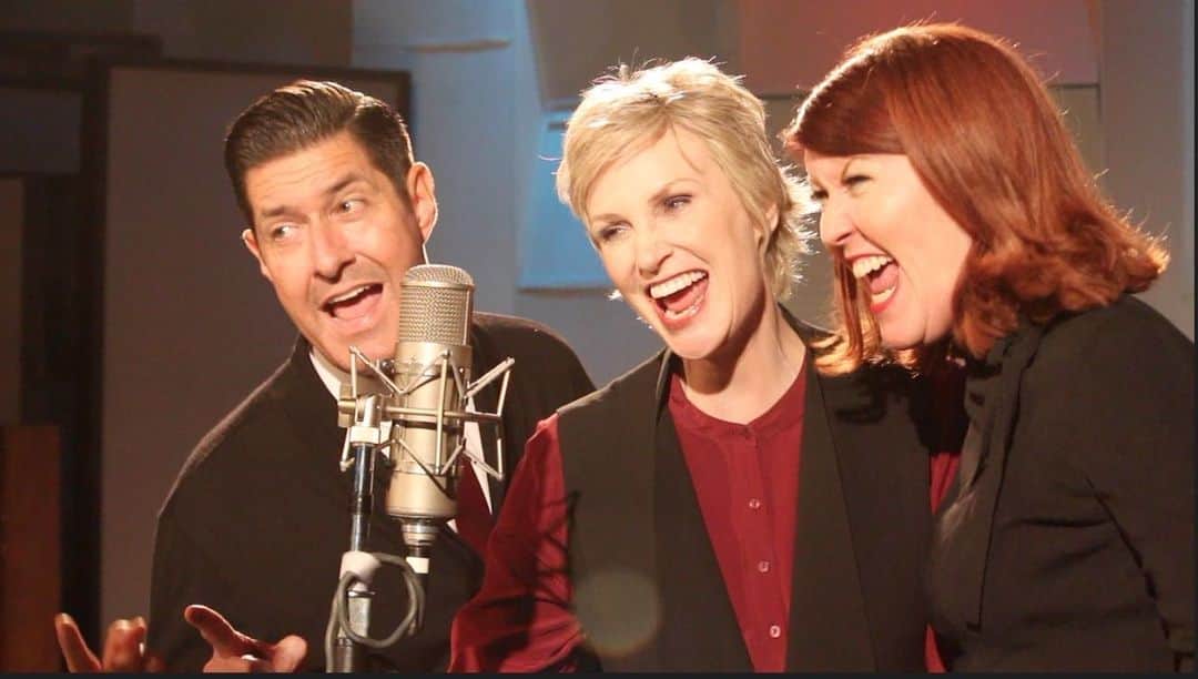 ジェーン・リンチのインスタグラム：「It’s beginning to look a lot like Christmas! No, it’s not. BUT it’s never too early to secure tickets for our Swingin’ Little Christmas Holiday Tour 2023!  Join @therealkateflannery , @timdavis_official @tonyguerreroquintet and me this holiday season. Go to janelynchofficial.com to find a show near you and get in on the cheer!」