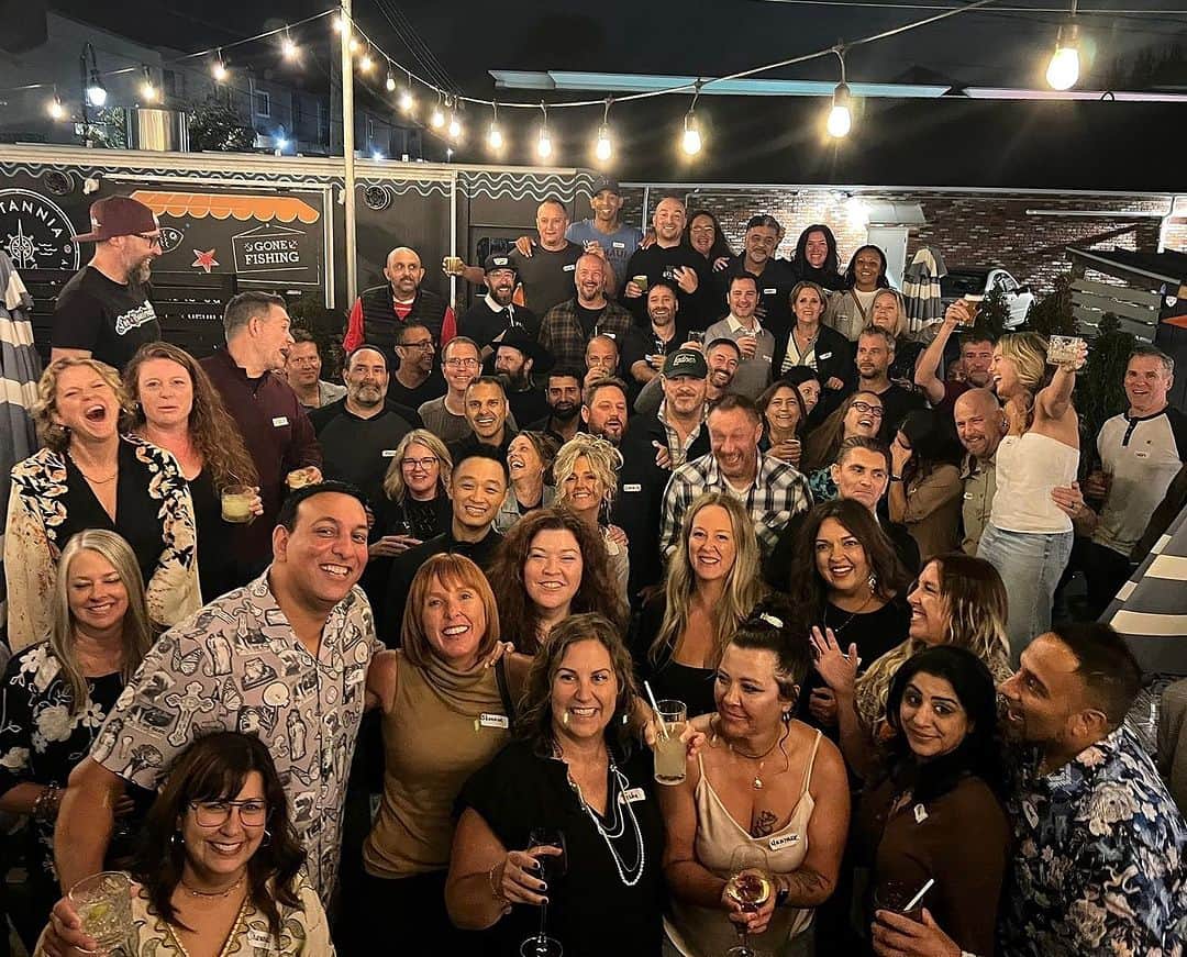 ウィル・サッソのインスタグラム：「Celebrated our 30 year high school reunion this past weekend in the bucolic farming and fishing hamlet of Ladner, British Columbia. What a gaiety it was seeing (1/3 of) the DSS Class of 93, even the pals I see often. Anyway, time doesn’t exist.」