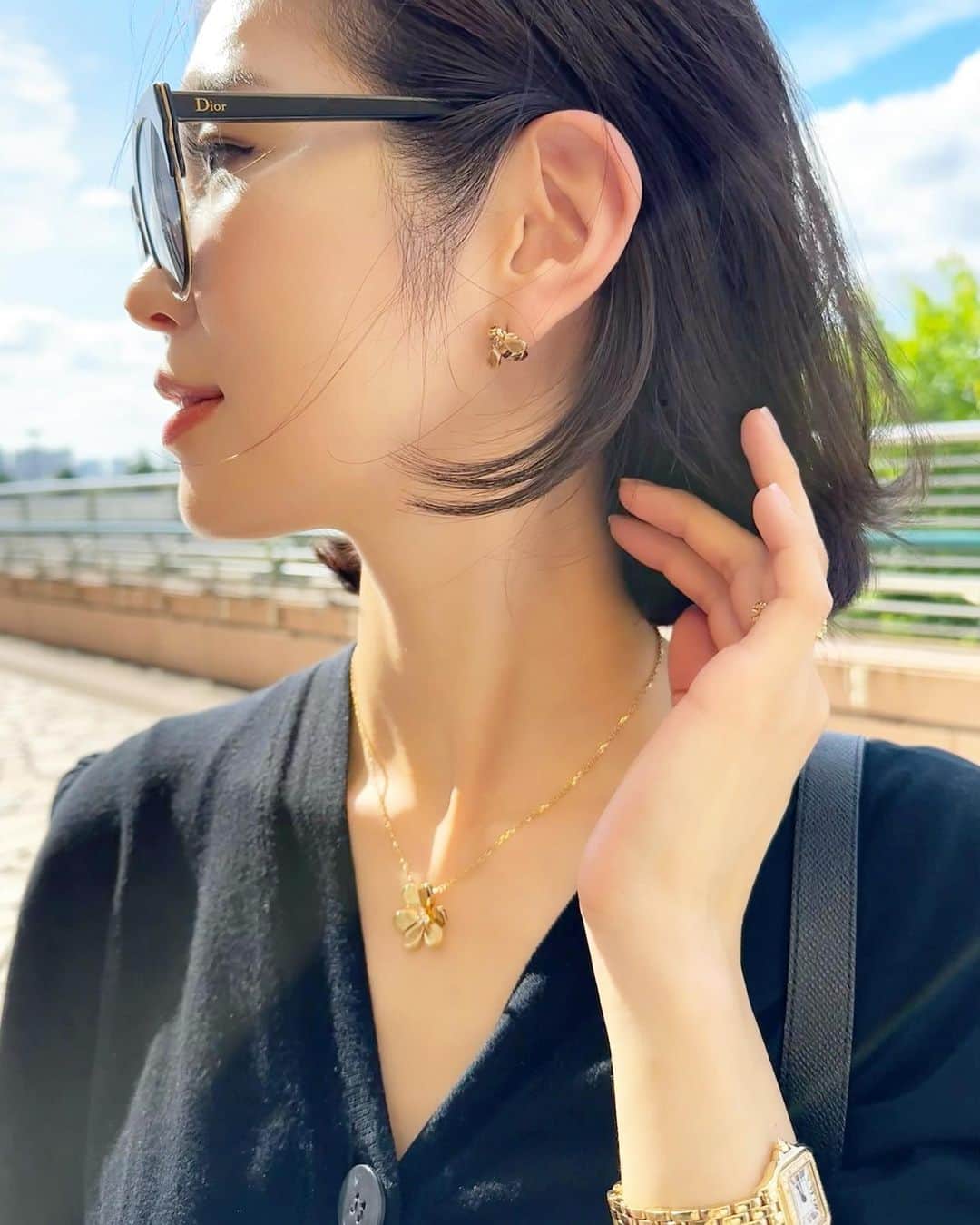 のインスタグラム：「・ 🐝と🌼の組み合わせが気に入っています✨ お洋服もそうだけど、 ジュエリーも同じブランドで固めるよりミックスするのが好きだなー☺️ とはいえ、私はあまりジュエリーには詳しくないし色々見に行く時間もないのでひとつのブランドに固まりがち😅 もっと色々見てみよう💖」