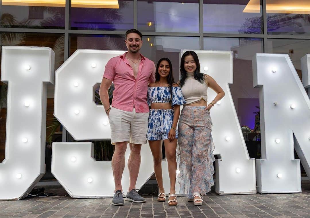 ミン・ユラのインスタグラム：「Cheers to our incredible USANA team! Reconnecting with each of you was an absolute blast.  Looking forward to our next meet-up 🌟👥 #USANAfamily #USANA #puertovallarta #executivesummit」