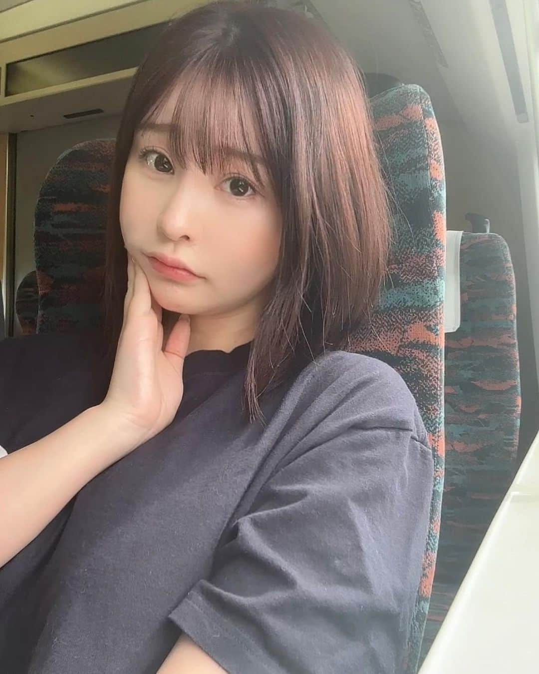 木南美々のインスタグラム：「⁡ ⁡ 新しい髪色がとっても気に入ってる美々です 久しぶりに秋っぽいピンクにしてもらった🥰 ⁡ またボブに切っちゃいそうだったけど 違う一面も皆さんにみてほしいから 一年くらいは髪伸ばすことにしたっ🌷🌷  途中でくじけないようがんばるのだ〜  最近は二週間前にね親知らずを抜歯したんだけど、 ドライソケットっていうのになっちゃって めちゃくちゃ痛くてテンション下がってた⤵︎  ズキズキとまらないの😣 暫くロキソニン飲みながら痛みと闘います…！！  #グラドル #グラビア #インスタグラビア #水着 #グラドル自画撮り部 #gravure #bikini #bikinigirl #japanesegirl #写真好きな人と繋がりたい #コスプレ」