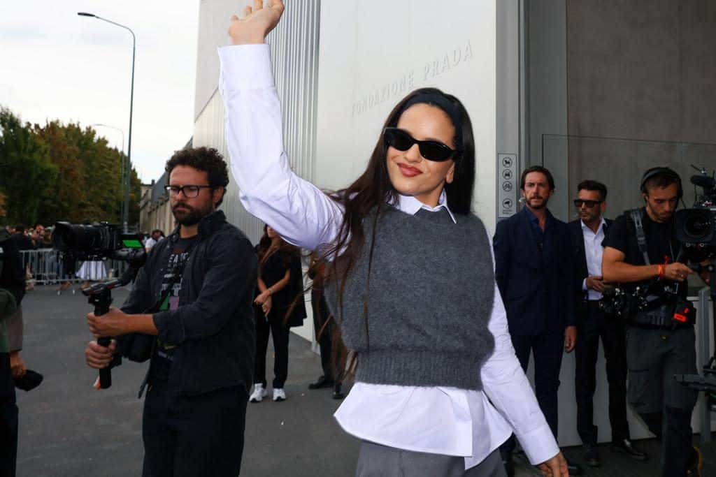 Vogue Australiaのインスタグラム：「Ciao, Milano! As we wave goodbye to #MilanFashionWeek and prepare ourselves for the 10-day extravaganza that is #ParisFashionWeek, at the link in our bio we are rounding up some of the best street style looks from the week at #MFW.」