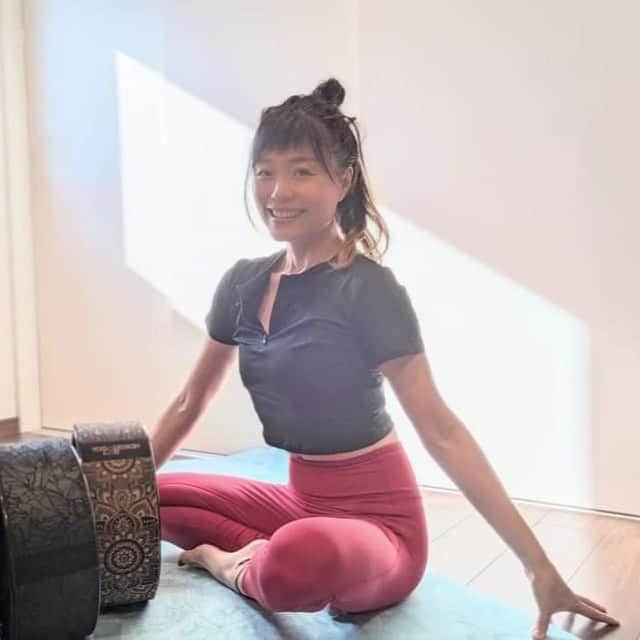 ヨガデザインラボ Yoga Design Labのインスタグラム：「47都道府県YDLで繋がろうキャンペーン 中部編✨✨  愛知県アンバサダーをご紹介いたします❗  caeco様 @caecoclover  『自分の足で一生歩く』身体作りをモットーに、元気に美しく健康寿命を伸ばしていけるトレーナーを目指しています✾  ✦ヨガ/ヨガホイールインストラクター ✦乳がん啓発運動指導士 ✦術後機能回復専門指導士 ✦リンパケアセラピスト ✦整体ボディケアセラピスト ✦アロマセラピスト  もともとYDLのホイールを愛用していただいており、お送りしたマットも毎朝使うほど気にいっているとのことです😭 caeco様のリール動画ではヨガだけでなくワークアウト動画なども沢山投稿されてますので、是非caeco様とお繋がりくださいなっ🤝  今後とも何卒よろしくお願いいたします🌸  ■SNS Instagram：@caecoclover LINE: @ykr1380w HP:https://caeco-clover.jimdofree.com/  ■主な活動 ✣CALDO様、アンヨガスタジオ様、マイエススイミング様、邦和スポーツランド様、中日文化センター様 ✣地域のシニア向け椅子ヨガ＆元気運動ヨガ ✣病後＆怪我後ケア/ボディメイク/整体ボディケアでのパーソナルトレーナー ✣講師向け シニア/椅子ヨガ講座開催 ✣中日新聞web 椅子ヨガ動画配信"」