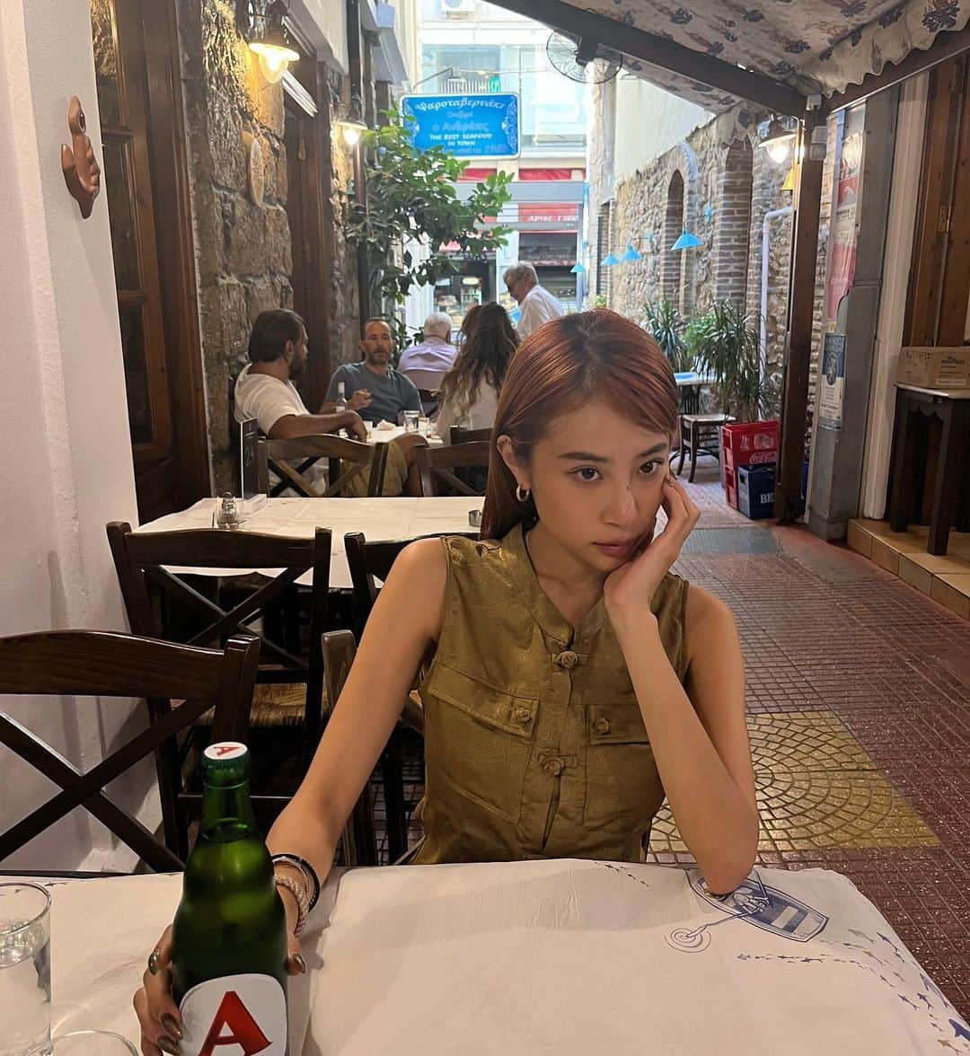 Juriのインスタグラム：「ドレス着てデートの日❣️ フライドカラマリとビール食べて古着屋さんで買い物して晩御飯はミルフィーユ🫢  Dress @_juemi_ #JUEMI /CN Marble Dress  赤髪だったので新作のチャイナワンピはベージュにしました。👗」