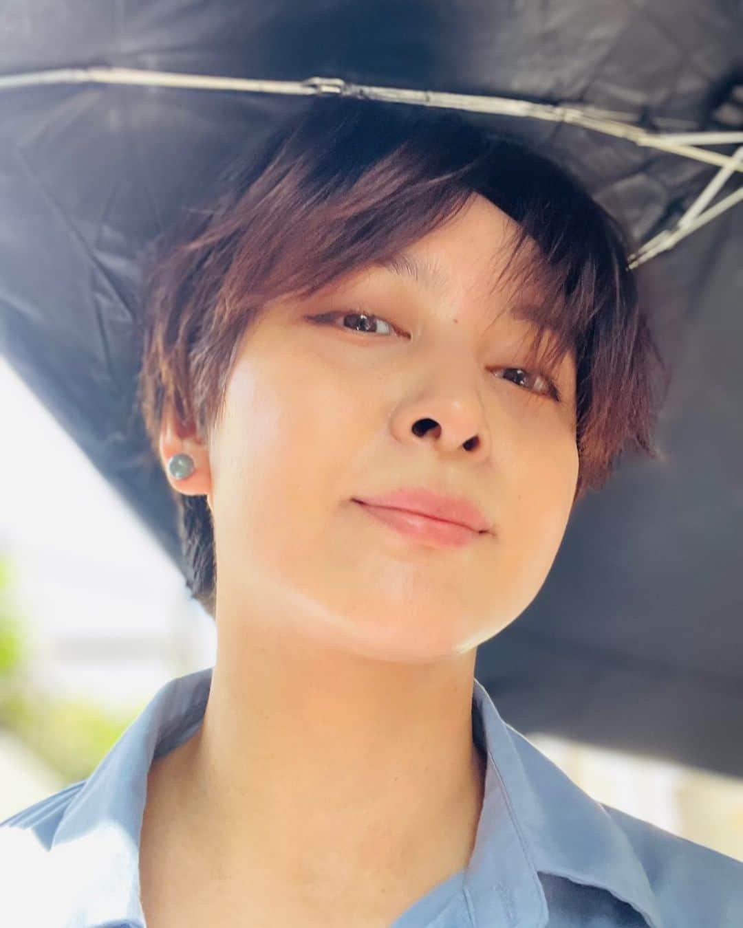 加藤夏希のインスタグラム：「今日は青シャツ👔 そろそろ秋服着たいところ」