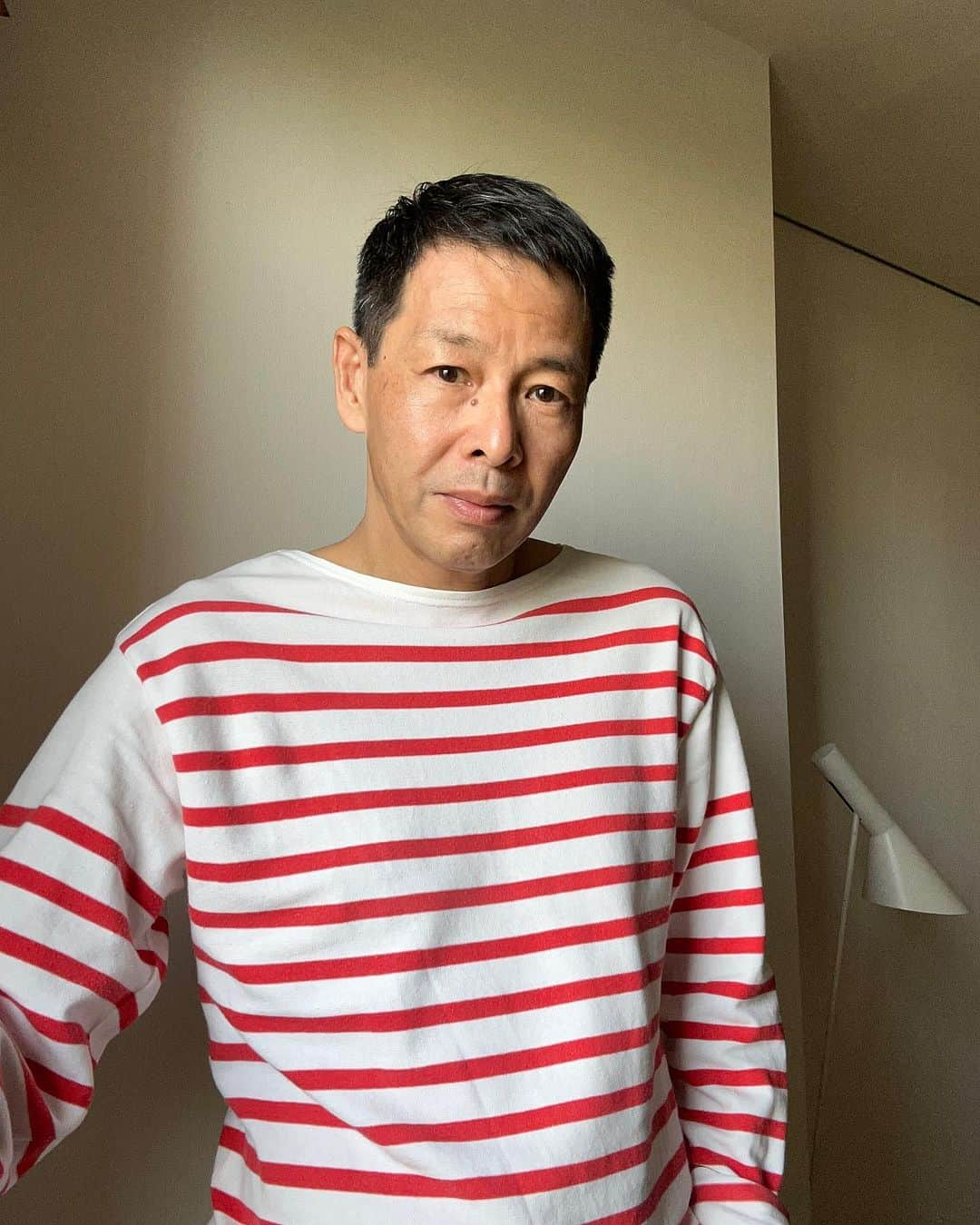 松浦弥太郎さんのインスタグラム写真 - (松浦弥太郎Instagram)「ちょうど三年前の9月の終わりに、セントジェームスのナヴァルを着た写真をポストしましたが、ほんとに今日、季節が秋めいてナヴァルを着たくなったのでちょっとびっくり。なので同じポーズ。三年前はブルーでしたが今日は赤です。赤を着るのは珍しいです。こちらのほうが古くてそれこそ30年くらい着ているかも。大きめをデニムと合わせるのが好きだけど、どうかな。最近あまり見かけないけれど、昔は持っているだけで自慢でした。自分にとって長く着ているこういう服があるのは小さなしあわせです。これからもずっと着ます。みんなもそういう服ありますよね。二枚目は顔ありの写真を載せたほうがいいとアドバイスあったので。こんな顔して着ています。笑ってください。#松浦弥太郎 松浦弥太郎 #naval #セントジェームス」9月26日 10時42分 - yatarom